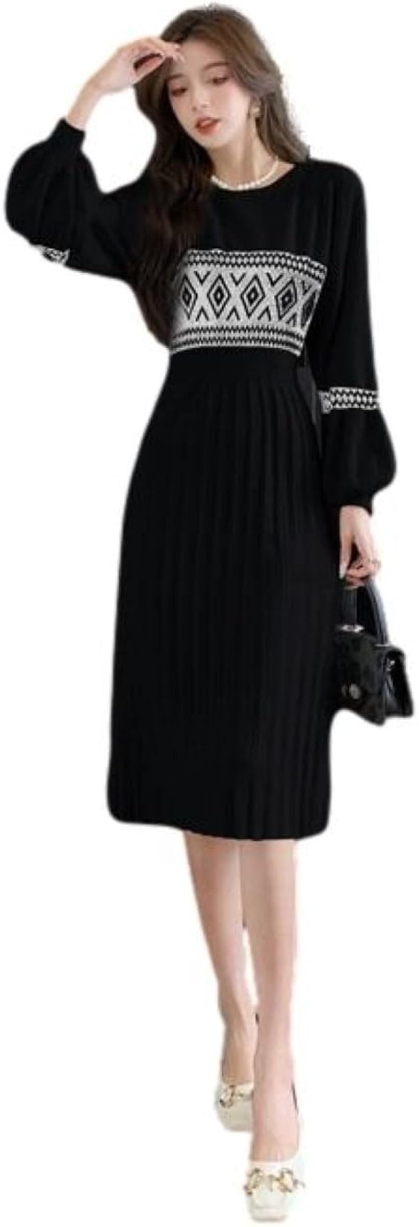 バリエーションコード : 2b9kc3wjgn商品コード2b9kc02rx9商品名ニットワンピース レディース ミモレ丈 長袖 バルーンスリーブ 幾何学模様 プリーツ ラウンドネック 縦長シルエット レディースファッション きちんと感 ふわふわ ウエスト ワンピース 服装 エレカジ 大人用 おしゃれ BB056ブランドblue berylカラーブラックサイズ等M「しなやかなエレガント薫るニットワンピース」 1枚で絵になるふんわりと美しいシルエットと、温もり感のある優雅な印象が手に入るニットワンピース。ほんのりクラシカルでありながら 軽やかな立体感のあるスタイルに、エレガントなフェミニティが宿ります。気軽にまとえる今年らしい一着で、旬なおしゃれを楽しんで。「幾何学模様が軽やかなアクセントに」 ふわりと柔らかい のびやかなニット素材が素肌に心地よく馴染んでー。すっと落ち感のある素材感がしなやかなラインを演出します。ほんのりエスニックが薫る胸元の幾何学模様が、スタイルを引き締めるアクセントになって。上品でありながら印象的な大人のおしゃれが叶う1枚です。「美しいシルエットがスタイルを優雅に導く」 ゆったりとしたボリュームスリーブと、しなやかなプリーツがフェミニンさ増すミモレ丈のニットワンピース。薄手のニット地が程よくウエストにフィットし、美しいハイウエストのシルエットを演出します。プリーツのラインが縦長のシルエットを強調し、スタイルアップ効果も抜群です。「スタイリッシュに決まる大人コーディネート」 ニットのリラックス感もありながら、エレガントなムードに仕上がるニットワンピース。ヒールにクラッチを合わせて仕上げれば、ちょっとリッチな装いに。ディナーやラウンジなどでも着映えるワンランク上の着こなしが叶います。太トベルトとロングブーツをコーディネートしてカジュアルダウンするのもおすすめ。簡単にスタイルのあるこなれた着こなしに仕上がります。※ 他ネットショップでも併売しているため、ご注文後に在庫切れとなる場合があります。予めご了承ください。※ 品薄または希少等の理由により、参考価格よりも高い価格で販売されている場合があります。ご注文の際には必ず販売価格をご確認ください。※ 沖縄県、離島または一部地域の場合、別途送料の負担をお願いする場合があります。予めご了承ください。※ お使いのモニタにより写真の色が実際の商品の色と異なる場合や、イメージに差異が生じることがあります。予めご了承ください。※ 商品の詳細（カラー・数量・サイズ 等）については、ページ内の商品説明をご確認のうえ、ご注文ください。※ モバイル版・スマホ版ページでは、お使いの端末によっては一部の情報が表示されないことがあります。すべての記載情報をご確認するには、PC版ページをご覧ください。「カラー」 シックにスタイルをきりっと引き締めて、大人らしくコーディネートをまとめてくれる「ブラック」と、柔和なカラーが明るく華やかな印象に導いてくれる「アイボリー」の2色展開にてご用意しております。「素材構成」ポリエステル95％ ポリウレタン5％「サイズ」 サイズはS～Lの3サイズ展開。着丈/バスト/肩幅/袖丈S: 99/87/37/55M: 100/88/38/56L: 101/89/39/57＊158cm/49kgのスタッフの場合：Mがジャストサイズでした（普段M着用）
