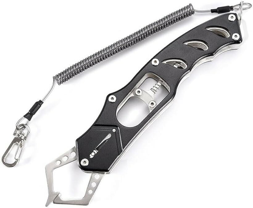 バリエーションコード : 2b9dk6f1nn商品コード2b9dk6vtj2商品名フィッシュグリップ 防錆 ステンレス 軽量 アルミ合金 蛍光 落下防止ロープ カラビナ 魚つかみ フィッシング 釣り 耐塩水 フィッシュキャッチャー 落下防止 携帯 ブラックブランドCLeDeL（クレーデル）「ミドルフィッシュグリップ」 ロングサイズとショートサイズの良い所を兼ね備えたミドルサイズのフィッシュグリップ。持ち運びが便利で、魚との適度な距離を保てます。「軽量で錆びにくい」 軽くて錆びにくいアルミ合金と304ステンレス鋼を採用。海釣りにも適しています。「夜釣りに便利な蛍光素材」 グリップの一部に光る蛍光素材を使用。薄緑色の光が夜釣り中でもグリップの位置を示し、置き忘れ防止にも役立ちます。「対象魚」 25cm～120cm程度の魚に対応。15kgのダンベルも簡単に持ち上げるグリップ力で、100cm超の大物にも対応可能。「仕様」 サイズ：長さ21.8cm、幅4.7cm、高さ1.8cm 重量：140g 材質：アルミ合金+ステンレス鋼※ 他ネットショップでも併売しているため、ご注文後に在庫切れとなる場合があります。予めご了承ください。※ 品薄または希少等の理由により、参考価格よりも高い価格で販売されている場合があります。ご注文の際には必ず販売価格をご確認ください。※ 沖縄県、離島または一部地域の場合、別途送料の負担をお願いする場合があります。予めご了承ください。※ お使いのモニタにより写真の色が実際の商品の色と異なる場合や、イメージに差異が生じることがあります。予めご了承ください。※ 商品の詳細（カラー・数量・サイズ 等）については、ページ内の商品説明をご確認のうえ、ご注文ください。※ モバイル版・スマホ版ページでは、お使いの端末によっては一部の情報が表示されないことがあります。すべての記載情報をご確認するには、PC版ページをご覧ください。