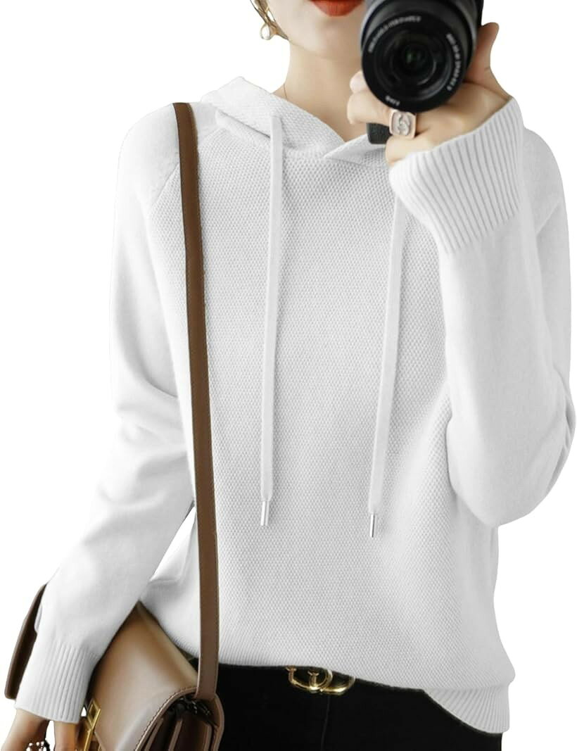 バリエーションコード : 2b9dov6tsq商品コード2b9do13i4p商品名ニューネフード付き パーカー レディース 長袖 シンプル 無地 カジュアル おしゃれ ニット トップス プルオーバー スポーツ 着心地 フルジップなし ショート丈 ストリート ショート トレーニング 柔らかい スエット かわいい 韓国 ストリートファッションブランドnewNEカラーホワイトサイズ等L「幅広く使いやすいニットパーカー」シンプルさと上品さを兼ね備えたニットパーカーの登場です。ワッフルニットの凹凸感がカジュアルな雰囲気を引き立てつつ、季節感のある印象に。どんなコーディネートにも合わせやすいシンプルなデザインなので、ビジネスシーンやカジュアルなお出かけにもぴったり。シンプルながらも、しっかりとスタイルに映える使いやすさが魅力です。薄すぎず厚すぎない素材なので、春、秋、冬とロングシーズン活躍してくれる優れものです。「長時間着ても快適な着用感」凹凸感が特徴的のワッフルニット素材で、見た目にも触り心地にもこだわった一枚。ソフトなフィット感で、長時間着ても疲れにくいのが嬉しいポイント。薄手で軽やかな素材を使用しているため、アウターの中に重ね着しても着膨れしません。伸縮性のあるニットなので動きやすさも抜群。 アクティブシーンはもちろん、お部屋着やリラックスウェアとしてもおすすめ。プルオーバーなので着脱も楽々です。「幅広いシーンで使える多彩なカラー」お好みのスタイルに合わせて選べる、6色の豊富なカラーバリエーション。 ベーシックなホワイト、ブラック、ベージュは、どんなボトムスにも馴染みやすく、落ち着いた印象に。グリーン、パープル、イエローは、コーディネートのアクセントにぴったりな発色の良いカラーで、シンプルなスタイルにも華を添えてくれます。普段使いから休日のお出かけ、オフィスカジュアルまで幅広いシーンで着回せる万能アイテムです。サイズ：バスト/袖丈/着丈 「M」100/76/58 「L」102/76/59「素材」95% ポリエステル， 5% ポリウレタン※ 他ネットショップでも併売しているため、ご注文後に在庫切れとなる場合があります。予めご了承ください。※ 品薄または希少等の理由により、参考価格よりも高い価格で販売されている場合があります。ご注文の際には必ず販売価格をご確認ください。※ 沖縄県、離島または一部地域の場合、別途送料の負担をお願いする場合があります。予めご了承ください。※ お使いのモニタにより写真の色が実際の商品の色と異なる場合や、イメージに差異が生じることがあります。予めご了承ください。※ 商品の詳細（カラー・数量・サイズ 等）については、ページ内の商品説明をご確認のうえ、ご注文ください。※ モバイル版・スマホ版ページでは、お使いの端末によっては一部の情報が表示されないことがあります。すべての記載情報をご確認するには、PC版ページをご覧ください。
