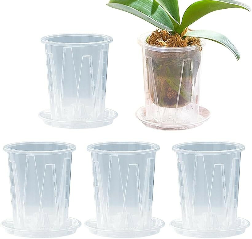 バリエーションコード : 2b9du6finw商品コード2b9du60nf0商品名植木鉢 透明 底皿付き スリット鉢 観葉植物 プラスチック プラ鉢 5個セット 10cmブランドSALUDABLEカラークリアサイズ等10cm「スリット構造で根を健康に育てる設計」 透明スリット鉢は、側面から底部にかけて排水穴が施されており、優れた通気性と排水性を提供します。これにより、根が呼吸しやすくなり、酸素供給が最適化され、枝根が増えやすくなります。また、余分な水分をスムーズに排出することで、根腐れのリスクを減少させ、健康的な植物の成長をサポートし、手軽に育成が可能です。「光を多く取り込む透明PP樹脂」 このスリット鉢は、透明なPP樹脂素材を使用しており、通常の陶器やテラコッタとは異なり、根まで光を多く取り込みます。光を通すことにより、植物の成長が促進され、より元気に育ちます。さらに、透明素材のため、植物の根の様子を観察することができ、根腐れなどの異常も早期に発見できます。育成の楽しみが広がり、成長過程をリアルタイムで楽しめます。「専用底皿付きで水漏れ防止」 各スリット鉢には専用の底皿が付属しており、余分な水分をしっかりとキャッチします。これにより、室内で使用しても床や家具を汚さず、清潔な環境で植物を育てることができます。鉢と底皿は同じPP樹脂素材のクリアカラーで作られているため、デザインも統一感があり、どのようなインテリアにもマッチします。室内外のどちらでも安心して使用できます。「多用途対応のサイズと用途」 このスリット鉢は、用途で選べるサイズ(10cmと12cm)展開で、多肉植物や観葉植物、さらには胡蝶蘭など多様な植物に対応します。透明なデザインは、インテリアとしても魅力的で、家庭、オフィス、店舗など、さまざまな空間をおしゃれに演出します。育苗にも適しており、初心者からプロまで幅広いガーデニング愛好家にとって、理想的な商品です。ギフトとしても最適な5個セットです。「軽量で丈夫な耐久性」 透明スリット鉢は、軽量かつ耐久性に優れています。耐圧性や耐腐食性にも優れており、長期間使用しても変形や劣化が少ないため、庭やベランダ、玄関先、屋内外のどちらでも使用が可能です。取り扱いが簡単で、移動も容易。植物が成長して重量が増しても、鉢自体は軽いため、植物の育成環境を常に最適に保てます。「セット内容」10型5個セット「サイズ」外径：10cm、高さ：12cm、底外径：7.5cm※ 他ネットショップでも併売しているため、ご注文後に在庫切れとなる場合があります。予めご了承ください。※ 品薄または希少等の理由により、参考価格よりも高い価格で販売されている場合があります。ご注文の際には必ず販売価格をご確認ください。※ 沖縄県、離島または一部地域の場合、別途送料の負担をお願いする場合があります。予めご了承ください。※ お使いのモニタにより写真の色が実際の商品の色と異なる場合や、イメージに差異が生じることがあります。予めご了承ください。※ 商品の詳細（カラー・数量・サイズ 等）については、ページ内の商品説明をご確認のうえ、ご注文ください。※ モバイル版・スマホ版ページでは、お使いの端末によっては一部の情報が表示されないことがあります。すべての記載情報をご確認するには、PC版ページをご覧ください。