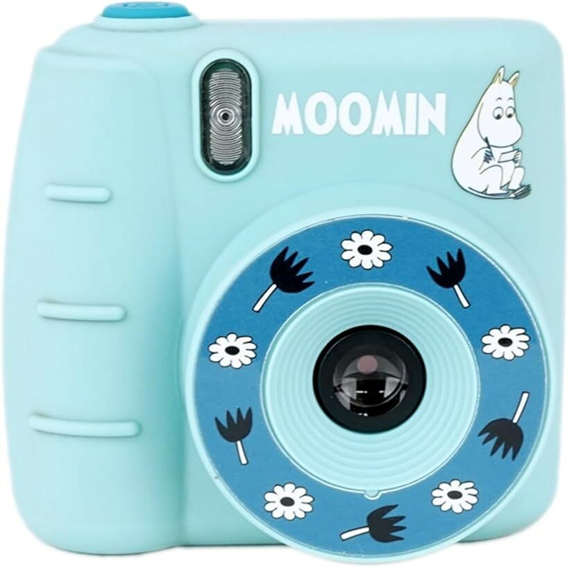 商品コード2b9xll5y0r商品名ムーミン ポケットメモリー MM-3479ブランドハシートップイン(Hashy TOPIN)サイズ(約):カメラ/W78xD40xH72mm、ストラップ(長さ)/200mm、本体重量(約):237.8g素材・材質:カメラ/ABS、USBケーブル/PVC+銅線、ストラップ/ポリエステル生産国:中国電源:USB電源(DC 5V/TypeA)＊メモリーカード別売り(32GBまでのマイクロSDカードに対応しています)※ 他ネットショップでも併売しているため、ご注文後に在庫切れとなる場合があります。予めご了承ください。※ 品薄または希少等の理由により、参考価格よりも高い価格で販売されている場合があります。ご注文の際には必ず販売価格をご確認ください。※ 沖縄県、離島または一部地域の場合、別途送料の負担をお願いする場合があります。予めご了承ください。※ お使いのモニタにより写真の色が実際の商品の色と異なる場合や、イメージに差異が生じることがあります。予めご了承ください。※ 商品の詳細（カラー・数量・サイズ 等）については、ページ内の商品説明をご確認のうえ、ご注文ください。※ モバイル版・スマホ版ページでは、お使いの端末によっては一部の情報が表示されないことがあります。すべての記載情報をご確認するには、PC版ページをご覧ください。写真も動画も撮れる手のひらサイズのデジタルカメラムーミンの仲間たちと写真が撮れるフォトフレーム10枚内蔵かんたん操作なのでお子様のカメラデビューにおすすめ「セット内容」カメラx1，USBケーブルx1、カメラストラップx1＊USB電源(DC 5V/TypeA）＊メモリーカード別売り(32GBまでのマイクロSDカードに対応しています)