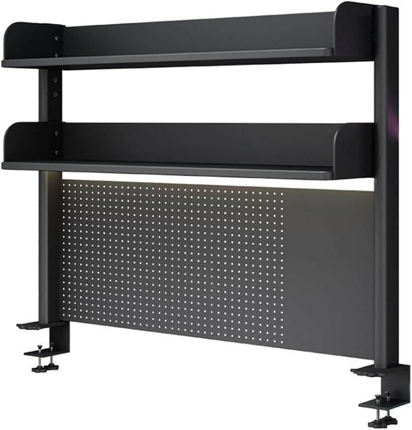 商品コード2b9vjd5lup商品名机上ラック 本棚 有孔ボード デスクシェルフ スチールラック デスク上置き棚 ブックスタンド 卓上 簡単組立ブランドAOVOCOカラーブラックサイズ等3段、幅60x高さ95「高品質な素材」 この机上置き棚は、耐久性の高い炭素鋼を使用しています。通常の文房具やファイル、本などの小物を載せるだけでなく、書籍や資料の物品も本棚収納できます。炭素鋼はキズや汚れに強く、長期的な使用にも耐えられる素材です。デスク上の小物がきれいに整理でき、作業スペースを有効活用できます。「ご注意：（2段、幅60x高さ38）サイズは1枚の有孔ボード付き、その他のサイズは2枚の有孔ボードで構成されています。」「有孔ボード」この机上ラックの大きな特徴は、有孔ボード設計を採用していることです。これにより、イヤホンやキーなどの小物をフックやマグネットで自由に固定できます。小物の保管がしやすく、デスク上の整理に大変便利です。しかもこの有孔ボードにより、デスク上の空間を自由にカスタマイズできます。自分好みのレイアウトを作り出すことで、個性的な机まわりを演出できるのが魅力です。DIY性の高さが、この収納ラックの大きな武器となっています。「大容量の収納力」この机上ラックは大容量モデルで、驚くほどの収納力を発揮します。小物類の整理はもちろん、PCモニター収納ラックとしてデスク上の用途も広がります。書類、資料、CD、文房具はもちろん、化粧品、おもちゃ、タオル、植物、キッチン小物など、幅広いアイテムを収納できます。リビング、キッチン、洗面所、事務所、寝室など、場所を選ばずに大活躍します。この収納力の高さにより、デスクまわりの雑多なものを一括して整理し、スッキリとした空間を演出できます。「簡単な組み立て」この机上ラックは、組み立てが非常に簡単です。事前に穴が開けられているため、ドライバーを使ってネジを締めるだけで完成します。初心者でも約10分程度で組み立てられるほど簡単な作りになっています。「豊富なアクセサリ」この収納ラックには、様々なアクセサリが標準で付属しています。収納ボックスやU字フック、Lフック、マグネットなどが含まれており、小物の整理に役立ちます。これらのアクセサリを活用することで、デスク上の空間をより有効に活用できます。※ 他ネットショップでも併売しているため、ご注文後に在庫切れとなる場合があります。予めご了承ください。※ 品薄または希少等の理由により、参考価格よりも高い価格で販売されている場合があります。ご注文の際には必ず販売価格をご確認ください。※ 沖縄県、離島または一部地域の場合、別途送料の負担をお願いする場合があります。予めご了承ください。※ お使いのモニタにより写真の色が実際の商品の色と異なる場合や、イメージに差異が生じることがあります。予めご了承ください。※ 商品の詳細（カラー・数量・サイズ 等）については、ページ内の商品説明をご確認のうえ、ご注文ください。※ モバイル版・スマホ版ページでは、お使いの端末によっては一部の情報が表示されないことがあります。すべての記載情報をご確認するには、PC版ページをご覧ください。