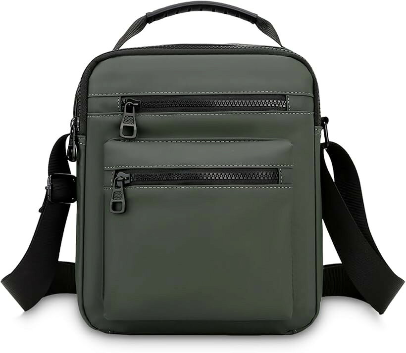 バリエーションコード : 2b9cw5si81商品コード2b9cw8kj96商品名ショルダーバッグ メンズ 縦型 軽量 防水 多機能 小型タブレット収納 斜めがけ 肩掛け 手提げ 通勤 SH408ブランドMT's SHOPカラーグリーンビジネスにも合う落ち着いたデザインの、メンズ向けの小型軽量の縦型ショルダーバッグです。移動の多いアクティブなビジネスマンや荷物で手が塞がるのが嫌な方、旅行時の移動用バッグとして、さまざまなシーンでお使いいただける多機能バッグです。内外合計で大きめのポケットが5つあり、小物を整理してたくさん持ち歩きたいというシーンにぴったりな、収納性の高さ、取り出しやすさ、多機能性が特徴の鞄です。表面生地は、防水性のある傷が付きにくい丈夫で質感のよいオックスフォード生地です。内側は生地の間にクッション性のある素材が挟み込まれており、衝撃から機器を守ってくれます。長さ調節が可能なショルダーベルトを搭載しております。また、グリップ力の高い持ち手を搭載しており、手提げ、斜め掛け、肩掛けもできる3WAY仕様です。「開口部」ファスナー式となっており、中身が飛び出すことを防止できます。「外側ポケット」大きめのファスナーポケットが前面に2つ、背面に1つあります。すぐに取り出したい荷物を収納するのに便利です。「内側ポケット」大きめのファスナーポケットが1つ、オープンポケットが1つあり、バッグの中で荷物がバラバラになることを防げます。「メインポケット」iPad miniサイズなどの小型タブレット、長財布、スマートフォン、文庫本などを収納可能です。ポケット内部は、裏地との間にクッション生地があり、衝撃に優しく、裏地は丈夫で破れにくく、しっかりとした作りとなっています。「メイン素材」： 表面生地：オックスフォード（防水）、裏面生地：ポリエステル ＊写真はパソコン環境によって実際の色と若干異なる場合がございます。「サイズ」：横幅:21cm、高さ:25cm、厚み:7cm（マチ:5cm）、ショルダーベルト(長さ調整可能):最長130cm 「重量」： 220g 「ポケット数」：外側：ファスナーポケット 前面(x2) 、背面(x1) / 内側：メインポケット x1、オープンポケット x1、ファスナーポケット x1 ＊「 MT's SHOP 」は 商標登録 第6122480号 により特許庁を通じ 商標権（第35類）を取得しております。※ 他ネットショップでも併売しているため、ご注文後に在庫切れとなる場合があります。予めご了承ください。※ 品薄または希少等の理由により、参考価格よりも高い価格で販売されている場合があります。ご注文の際には必ず販売価格をご確認ください。※ 沖縄県、離島または一部地域の場合、別途送料の負担をお願いする場合があります。予めご了承ください。※ お使いのモニタにより写真の色が実際の商品の色と異なる場合や、イメージに差異が生じることがあります。予めご了承ください。※ 商品の詳細（カラー・数量・サイズ 等）については、ページ内の商品説明をご確認のうえ、ご注文ください。※ モバイル版・スマホ版ページでは、お使いの端末によっては一部の情報が表示されないことがあります。すべての記載情報をご確認するには、PC版ページをご覧ください。