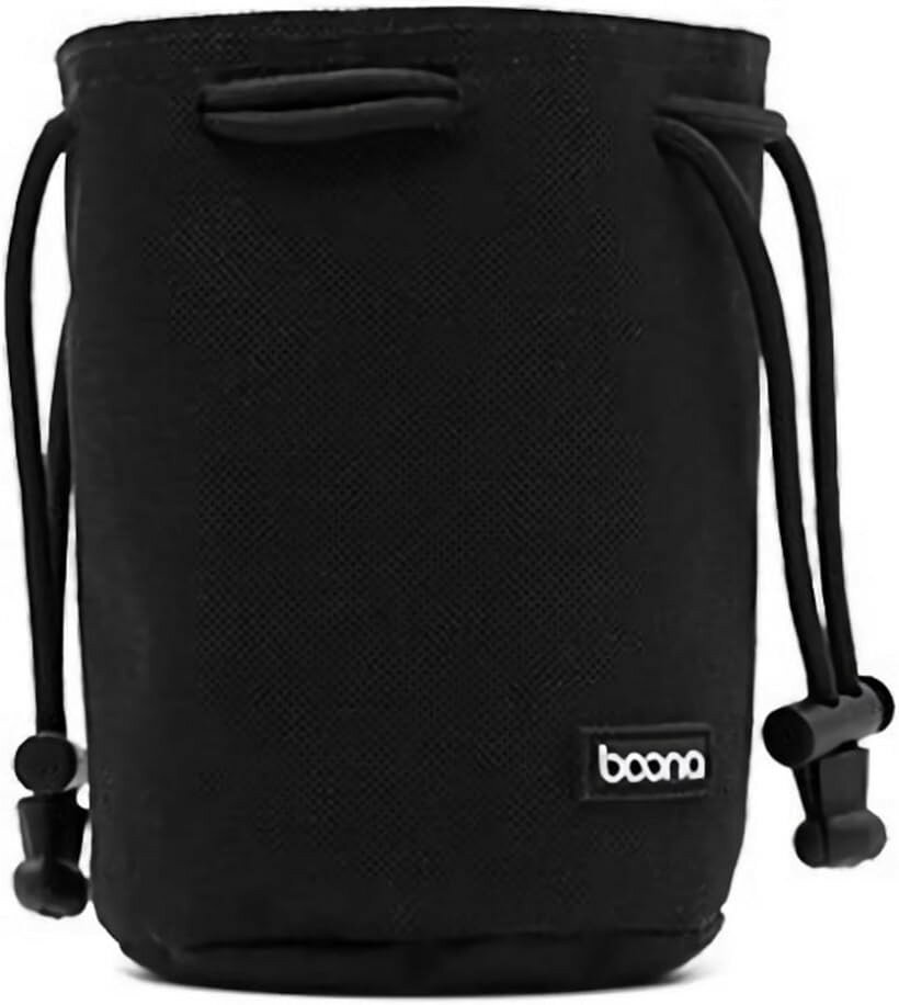 バリエーションコード : 2b9q5lsijw商品コード2b9q5p529f商品名レンズポーチ 巾着 レンズケース 一眼レフ ミラーレス ソフト レンズ収納 広角 標準ズーム 望遠ブランドRowaicaカラーブラックサイズ等S一眼レフやミラーレスカメラのレンズを保護する、持ち運びに便利な巾着タイプのレンズポーチです。大切なレンズを衝撃や傷から守り、安全に保管・持ち運びできます。カラーはブラックとグレーの2色をご用意、サイズはS、M、Lの3サイズ展開で、広角レンズから標準ズーム、望遠レンズまで幅広く対応します。お持ちのレンズに合わせて最適なサイズをお選びいただけます。内側には柔らかな裏起毛素材を採用し、レンズを優しく包み込み、衝撃やキズからしっかりと保護します。デリケートなレンズ表面を傷つける心配なく、安心して持ち運ぶことができます。表地には防水性の高いオックスフォード生地を使用しており、突然の雨や水滴からレンズを守ります。巾着式なので、レンズの出し入れも楽々です。「サイズ」Sサイズ：直径90mmx高さ125mm Mサイズ：直径100mmx高さ180mm Lサイズ：直径120mmx高さ220mm 「カラー」ブラック、グレー※ 他ネットショップでも併売しているため、ご注文後に在庫切れとなる場合があります。予めご了承ください。※ 品薄または希少等の理由により、参考価格よりも高い価格で販売されている場合があります。ご注文の際には必ず販売価格をご確認ください。※ 沖縄県、離島または一部地域の場合、別途送料の負担をお願いする場合があります。予めご了承ください。※ お使いのモニタにより写真の色が実際の商品の色と異なる場合や、イメージに差異が生じることがあります。予めご了承ください。※ 商品の詳細（カラー・数量・サイズ 等）については、ページ内の商品説明をご確認のうえ、ご注文ください。※ モバイル版・スマホ版ページでは、お使いの端末によっては一部の情報が表示されないことがあります。すべての記載情報をご確認するには、PC版ページをご覧ください。