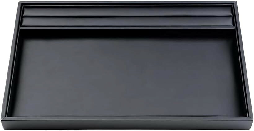 バリエーションコード : 2bup0j98r9商品コード2b9sjr4lwo商品名選べる4種 ジュエリートレイ アクセサリー 収納 ベルベット PUレザー 業務用 接客ブランドChicerカラーPUレザーサイズ等リング溝付き「プロ仕様のジュエリートレイ」指輪や宝石の美しいディスプレイに最適なジュエリートレイです。ベルベット素材とPUレザー、リング溝有りと無しの4種類をラインナップし、高級感と実用性を兼ね備えています。業務用として、店舗でのディスプレイや接客にもおすすめです。「アクセサリートレイでアクセサリー収納」このアクセサリートレイは、アクセサリーにさらに高級感を与え、整然と美しく演出します。アクセサリー収納としてだけでなく、イヤリングやブレスレットなどを整理できる多用途な収納トレーです。「ベルベット ジュエリートレイで高級感演出」シンプルでスタイリッシュなベルベット ジュエリートレイは、接客や商品展示の場面で高いプロフェッショナル感を演出します。柔らかな質感がアクセサリーを優しく保護し、特別な瞬間をさらに引き立てます。「PUレザー ジュエリートレイで耐久性抜群」このレザー ジュエリートレイは、業務用としてだけでなく、家庭でのアクセサリー収納や整理にも活躍します。軽量で取り扱いやすく、洗練されたデザインが多様なシーンにマッチするよう設計されています。厳選された素材と丁寧な仕上げにより、耐久性と美しさを両立しました。ベルベットの柔らかさやPUレザーの洗練された質感がアクセサリーを傷つけず、大切に保管します。ジュエリーケースとしても信頼できるアイテムです。※ 他ネットショップでも併売しているため、ご注文後に在庫切れとなる場合があります。予めご了承ください。※ 品薄または希少等の理由により、参考価格よりも高い価格で販売されている場合があります。ご注文の際には必ず販売価格をご確認ください。※ 沖縄県、離島または一部地域の場合、別途送料の負担をお願いする場合があります。予めご了承ください。※ お使いのモニタにより写真の色が実際の商品の色と異なる場合や、イメージに差異が生じることがあります。予めご了承ください。※ 商品の詳細（カラー・数量・サイズ 等）については、ページ内の商品説明をご確認のうえ、ご注文ください。※ モバイル版・スマホ版ページでは、お使いの端末によっては一部の情報が表示されないことがあります。すべての記載情報をご確認するには、PC版ページをご覧ください。
