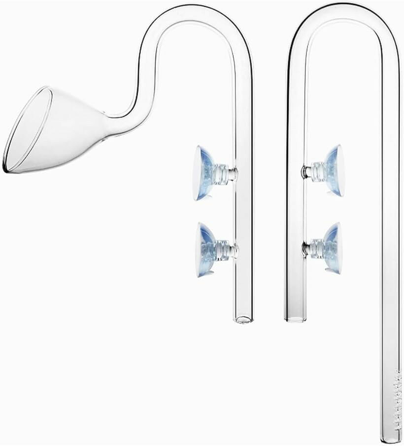 バリエーションコード : 2b9p8i06u1商品コード2b9pio492n商品名外部式フィルター 給水 排水 ガラス 製 パイプ 熱帯魚 金魚 水草 油膜 除去 水槽用 アクアリウム 外部式 フィルター 12mm ノーマルブランドST TS外部式フィルターに接続するガラス製 水槽用 排水用パイプと吸水用パイプのセット商品です。タイプは4種類で12mm ノーマル，12mm 丸口，油膜除去タイプの12mmノーマルサーフェススキマー、12mm丸口サーフェススキマーの中からお選びください。ホース規格はどれも12mmです。透明度が高いガラス素材で水草レイアウトのイメージを損なうことなくスタイリッシュで高級感がありお洒落に演出いたします。設置は簡単。本商品の吸水パイプと排水パイプを外部式濾過器側のホースに接続すればOK。ホースへの取り付けはガラス部分を水に湿らせてまっすぐ入れてください。力強く捻じると破損の原因になります「エアレーションも可能」排水用パイプを水面より上げることで酸素を巻き込みエアレーション効果があります。ライトを点灯している際は水草が光合成しているので夜間のエアレーションが効果的です。(二酸化炭素(CO2)を逃さない)水草育成に欠かせないCO2を極力逃がすことない構造なので水草育成にはかかせない商品です。「12mm ノーマル」：ガラス製 給水パイプ ／ 排水パイプ ／吸盤4個 ホース規格 12mm※ 他ネットショップでも併売しているため、ご注文後に在庫切れとなる場合があります。予めご了承ください。※ 品薄または希少等の理由により、参考価格よりも高い価格で販売されている場合があります。ご注文の際には必ず販売価格をご確認ください。※ 沖縄県、離島または一部地域の場合、別途送料の負担をお願いする場合があります。予めご了承ください。※ お使いのモニタにより写真の色が実際の商品の色と異なる場合や、イメージに差異が生じることがあります。予めご了承ください。※ 商品の詳細（カラー・数量・サイズ 等）については、ページ内の商品説明をご確認のうえ、ご注文ください。※ モバイル版・スマホ版ページでは、お使いの端末によっては一部の情報が表示されないことがあります。すべての記載情報をご確認するには、PC版ページをご覧ください。