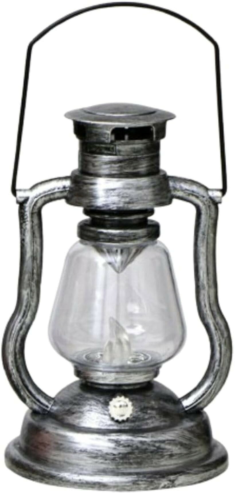 バリエーションコード : 2b9lx1d4vw商品コード2b9lxv0usg商品名LED ランタン 電池 キャンプ 防災 アンティーク 災害 停電 アウトドア ランプ 非常 ライトブランドAserenカラーシルバー「レトロ感あふれるLEDキャンプランタン」レトロな雰囲気を演出してくれる電池式のLEDランタンです。雰囲気のある優しいオレンジの光なので、シンプルでありながら上品で、アウトドアから部屋のインテリアまで幅広くおしゃれに使えます。「アウトドア活動に」使い方はお客様次第です。キャンプ、釣り、登山、ハイキング、バーベキュー、車中泊、テント内の照明などに。持ち手がついていて軽いので、持ち運びがしやすく、どこにでも簡単にかけることができます。「家の中でも様々な場所で」明るすぎず落ち着いた雰囲気を味わえるランタンで、室内でも快適にご使用いただけます。お部屋の照明はもちろん、玄関やお風呂などの間接照明、寝室で寝る前の読書の時間に使っていただいても素敵な雰囲気を作ることができます。長時間点灯が可能なので、店舗や飲食店での使用もできます。「便利な電池式」電池式（単三電池x3）なので、面倒な充電の必要はありません。コンセントがないところでもすぐにライトアップ。いつでもどこでもスイッチひとつでつけることができます。ご注意：電池は付属しておりません。ご理解のほどよろしくお願いいたします。「いざという時にも」軽くて電気もいらないランタンなので、停電や災害時の非常灯としても安心してお使いいただけます。いざという時のために、お部屋に置いていても素敵なインテリアになります。※ 他ネットショップでも併売しているため、ご注文後に在庫切れとなる場合があります。予めご了承ください。※ 品薄または希少等の理由により、参考価格よりも高い価格で販売されている場合があります。ご注文の際には必ず販売価格をご確認ください。※ 沖縄県、離島または一部地域の場合、別途送料の負担をお願いする場合があります。予めご了承ください。※ お使いのモニタにより写真の色が実際の商品の色と異なる場合や、イメージに差異が生じることがあります。予めご了承ください。※ 商品の詳細（カラー・数量・サイズ 等）については、ページ内の商品説明をご確認のうえ、ご注文ください。※ モバイル版・スマホ版ページでは、お使いの端末によっては一部の情報が表示されないことがあります。すべての記載情報をご確認するには、PC版ページをご覧ください。
