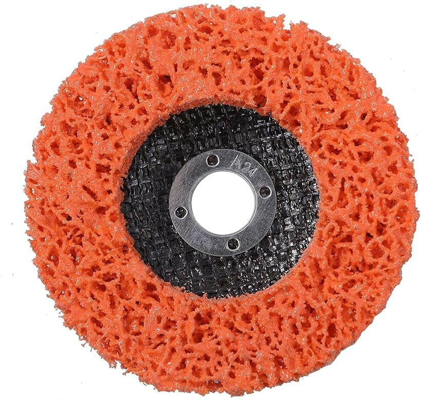 バリエーションコード : 2brptng01k商品コード2bufutvvro商品名ディスクグラインダー 研磨ディスク 100mm サビ 除去 研磨 研削 ペンキ 塗装落とし つや消し 錆取り サンダー グラインダー クリーニングディスクブランドHonesty Mouthカラー01:ソフト(1個)「サビ取り・塗装はがし」 ディスクグラインダー用のナイロン製研磨ディスク。頑固なサビ取り、ペンキ・塗料落とし、つや消し、表面の剥離作業、溶接部のスラグやビード削り、鋼板の黒皮(黒点)除去にも最適。高密度ナイロン素材のため金属本体を削りすぎることなく、表面の付着物だけを効率よく除去します。「目詰まりしにくい・下地処理に最適」 厚い塗膜面でも目詰まりしにくく、摩擦熱による焼き付きも抑えるため、長期間安定した研磨力が持続します。作業後は適度な粗面が得られるため、その後の接着剤や塗料の密着性が大幅に向上し、塗装前の下地作りにも最適。「ワイヤーブラシより安全・静音」 ワイヤーブラシと比較して、作業中の金属線の飛散(跳ね返り)がほとんどないため安全に作業が行えます。振動や騒音も抑えられており、長時間のDIYやプロの現場作業でも疲れにくい設計。100mmの標準サイズなので多くのグラインダーに互換性があります。「選べる研磨ディスク」 作業内容に応じて青、紫、黒、オレンジの色から選択できます。黒は標準的な研磨、紫や青はより強力な剥離、オレンジは仕上げ等、金属から木材の研磨まであらゆる材料を滑らかに仕上げます。凹凸面や曲面にもよくなじみ、迅速な作業をサポートできるナイロンディスクです。「サイズ」 直径:100mm 穴径:16mm 厚さ:15.5mm。サビ落とし、付着物や塗料・塗装・ペンキはがし、金属のやすりがけ、鉄・鋳物・非鉄金属のクリーニング、木工の下地作りまで多用途に活躍。※ 他ネットショップでも併売しているため、ご注文後に在庫切れとなる場合があります。予めご了承ください。※ 品薄または希少等の理由により、参考価格よりも高い価格で販売されている場合があります。ご注文の際には必ず販売価格をご確認ください。※ 沖縄県、離島または一部地域の場合、別途送料の負担をお願いする場合があります。予めご了承ください。※ お使いのモニタにより写真の色が実際の商品の色と異なる場合や、イメージに差異が生じることがあります。予めご了承ください。※ 商品の詳細（カラー・数量・サイズ 等）については、ページ内の商品説明をご確認のうえ、ご注文ください。※ モバイル版・スマホ版ページでは、お使いの端末によっては一部の情報が表示されないことがあります。すべての記載情報をご確認するには、PC版ページをご覧ください。「幅広い用途に対応するプロ仕様の研磨ディスク」本製品はDIYからプロの金属加工現場まで幅広く対応する、ディスクグラインダー・サンダー対応の高密度ナイロン研磨パッドです。「国内主要メーカーの工具に適合」マキタ (Makita)、HiKOKI (ハイコーキ/旧日立工機)、リョービ (RYOBI/京セラ)、ボッシュ (BOSCH) など、国内で普及している100mmサイズ（穴径16mm）のディスクグラインダー・サンダーに幅広く適合します。予備としても最適なお得な4個セットです。「主な使用シーン」・鉄工、造船、自動車整備、バイクレストアにおける強力なサビ取り、錆落とし・古い塗装の剥離、ペンキ落とし、DIY塗装の下地処理・溶接後のスラグ除去、ビード削り、スパッタ除去・鋼板、鉄板、ステンレスの黒皮(黒点)除去、表面クリーニング・木材、コンクリート、FRPの表面調整、つや消し仕上げ、バリ取り「抜群の作業性と安全性」 特殊なオープン構造のナイロン不織布を採用しているため、目詰まりが少なく、摩擦熱による素材の変色や焼き付きを抑えます。またワイヤーブラシのように金属線が飛散して刺さる心配がなく、安全かつ静かに作業を進められるのが大きなメリットです。「4色のカラーバリエーション」サビ落としや塗装剥がしなどの「削る作業」から、表面を滑らかにする「仕上げ作業」まで、用途に合わせて最適なディスクを使い分け可能です。「製品仕様」・サイズ：外径100mm / 穴径16mm / 厚み15.5mm・タイプ：ナイロン不織布研磨材