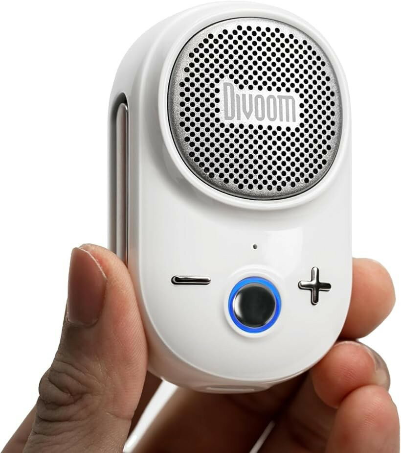 バリエーションコード : 2bukh5r95j商品コード2bufxqy4fj商品名小型で軽量・クリップ式 スピーカー Bluetooth5.3 アウトドア用 ハンズフリー IP67防塵防水 耐衝撃 ポータブル TWS対応 強化された低音 最大10時間再生 USB Type-C充電 Itour-SブランドDivoomカラーホワイト「超小型・軽量デザイン」 ポケットに入る音楽の自由手のひらにすっぽり収まる驚異のコンパクトサイズと軽さが特徴です。重さやかさばりを気にせず、ポケットや小バッグ、リュックのポケットなど、どこへでも気軽に携帯できます。従来のポータブルスピーカーとは一線を画す小ささで、音楽を持ち歩くことのハードルを劇的に下げました。外出時の荷物を抑えたい方に最適です。「アウトドア最適化」 アクティブな動きを邪魔しない伴走者。大型スピーカーの持ち運びの煩わしさとは無縁です。頑丈なクリップを備えているため、ハイキングではリュックのストラップやベルトに、サイクリングではハンドルバーやサドルバッグに、簡単にしっかり固定できます。キャンプサイトでのBGMや、川辺での釣り、公園でのんびり過ごす時など、あらゆるアウトドアシーンで、あなたの動きを妨げることなく音楽を届けます。「音質」 小さな筐体に詰まった迫力のサウンド。その小さなボディからは想像を超えるクリアで力強い音が響きます。高度なスピーカーユニットと精密な内部設計により、歪みの少ない中高音域と、コンパクトサイズながら存在感のある低音を実現。屋外の開けた環境でも、十分な音量と明瞭な音声で、音楽やポッドキャストの内容を届けます。複数人でのちょっとした集まりのBGMにも十分なパワーを発揮。「堅牢な耐久性」 天候や長時間使用も恐れない信頼感。IP67等級の防水・防塵性能を誇り、突然の雨や水しぶき、砂埃など、アウトドアの厳しい条件にも対応。多少の衝撃にも強い設計です。さらに、最大約10時間の連続再生が可能な大容量バッテリーを内蔵。フル充電すれば、一日の外出やアクティビティを通して、電池切れの心配なく音楽やコンテンツを楽しめます。急な天候変化や長時間の使用にも安心して頼れるパートナーです。「ストレスフリー収納」 生活空間を圧迫しないスマートさ。その極小サイズ故に、使用しない時の収納場所に全く困りません。デスクの引き出しの隅、本棚の隙間、キッチンの小物入れ、玄関の小スペースなど、ほんの少しの空きスペースで十分。クリップを活かして壁のフックに掛ける収納も可能で、スッキリと場所を取りません。家の中を整理整頓したい方、限られた収納スペースでも気軽に音楽を楽しみたい方にとって、これ以上ないほどの利便性を提供します。※ 他ネットショップでも併売しているため、ご注文後に在庫切れとなる場合があります。予めご了承ください。※ 品薄または希少等の理由により、参考価格よりも高い価格で販売されている場合があります。ご注文の際には必ず販売価格をご確認ください。※ 沖縄県、離島または一部地域の場合、別途送料の負担をお願いする場合があります。予めご了承ください。※ お使いのモニタにより写真の色が実際の商品の色と異なる場合や、イメージに差異が生じることがあります。予めご了承ください。※ 商品の詳細（カラー・数量・サイズ 等）については、ページ内の商品説明をご確認のうえ、ご注文ください。※ モバイル版・スマホ版ページでは、お使いの端末によっては一部の情報が表示されないことがあります。すべての記載情報をご確認するには、PC版ページをご覧ください。技術基準適合証明番号：220-JP8288DivoomのItour-Sという、革新的な超小型Bluetoothスピーカーです。本当に手のひらサイズの驚くべきコンパクトさが魅力。重さも軽く、ポケットや小さいカバンのポケットにすっぽり収まりますので、持ち運びのストレスが一切ありません。従来のポータブルスピーカーとは一線を画す小ささです。頑丈なクリップがポイント。ハイキングやトレッキングの際はリュックのストラップに、サイクリングならハンドルやサドルバッグに、パチッと簡単に固定できます。アウトドアで大きなスピーカーを持ち運ぶ煩わしさから解放され、アクティブな動きを邪魔せずに音楽が楽しめる、まさにアウトドアの最強パートナーです。」 そして、この小ささからは想像できないほど、クリアで力強い音がしっかり出ます。高度なスピーカーユニットを搭載し、屋外でも十分な音量と明瞭な音声を実現。公園でのんびりする時も、ちょっとしたキャンプの雰囲気作りにもぴったりです。アウトドアで心配な突然の雨や水しぶきも、最高レベルの「IP67」防水・防塵性能でブロック。多少の衝撃にも強く、多少水に濡れても、落としてしまっても安心です。さらに、最大約10時間もの長時間再生が可能なバッテリーを内蔵。フル充電すれば、一日の外出やアクティビティを通して、電池切れの心配なく音楽やポッドキャストをたっぷりお楽しみいただけます。最後に収納の便利さに、お家での収納もとにかくラクラク。デスクの引き出しの隅っこや、本棚の隙間など、ほんの少しのスペースで十分。このクリップで壁に引っかけたり、フックに掛けたりすれば場所も取りません。使いたい時にサッと取り出して、すぐに音楽ライフをスタートできる便利さです。
