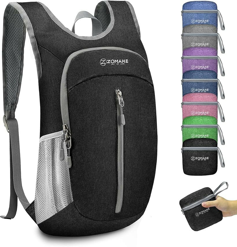 バリエーションコード : 2bj0ion92d商品コード2bj98oy3l1商品名折りたたみリュック 10L 小型 アウトドアバック リュックサック 防水 バックパック 軽量 エコリュック 携帯リュック 登山用 キャンプ 旅行 スポーツ 防災ブランドZOMAKEカラーブラックサイズ等小型「実用性」バックパックは人間工学に基づいてデザインされています。リュックの肩には独特の快適なパッドが充填されており、通気性に優れています。リュックの背中は人の背中にぴったりとフィットし、ストレスを軽減します。前ポケットのファスナーには反射板があり、夜間の歩行時に保護してくれます。アウトドアスポーツに最適なリュックです。「軽量＆コンパクト」10Lの容量で日常や旅行にも対応できます。折りたたんだサイズは手のひらほどの大きさです。重量超過料金を避けるために、リュックを展開して、重過ぎる荷物を持ち歩くことができます。旅行のたびに必ずアイテム.荷物が増えた時やエコバックの代わりに使えます。「耐久性と防水性」他のリュックとは異なり、折りたたみリュックは防水ナイロン生地を採用しています。そして新しい二層耐摩耗技術を採用した。旧プロセスに加え、29種類以上の補強縫合糸を追加し、耐摩耗性を向上させた。SBSの双方向金属ファスナーを使用して、折りたたみ可能なリュックサックを簡単に開閉することもできます。「多用途」ZOMAKE リュックは、50，000人以上のお客様によって世界中を数え切れないほどの壮大な世界旅行でテストされ、証明されています。超軽量、超耐久性、超素晴らしいデイパックで、ハイキング、キャンプ、旅行、日常の通勤、通学、旅行などに最適です。友達、家族にとって素敵なギフトです。※ 他ネットショップでも併売しているため、ご注文後に在庫切れとなる場合があります。予めご了承ください。※ 品薄または希少等の理由により、参考価格よりも高い価格で販売されている場合があります。ご注文の際には必ず販売価格をご確認ください。※ 沖縄県、離島または一部地域の場合、別途送料の負担をお願いする場合があります。予めご了承ください。※ お使いのモニタにより写真の色が実際の商品の色と異なる場合や、イメージに差異が生じることがあります。予めご了承ください。※ 商品の詳細（カラー・数量・サイズ 等）については、ページ内の商品説明をご確認のうえ、ご注文ください。※ モバイル版・スマホ版ページでは、お使いの端末によっては一部の情報が表示されないことがあります。すべての記載情報をご確認するには、PC版ページをご覧ください。商品名:ZOMAKE 軽量ハイキングバックパック容量:10リットルジッパー SBS 双方向メタルジッパー製品の特徴:軽量、折りたたみ可能、防水洗濯とお手入れ方法:1. 空気乾燥 2. 軽量で小さなバックパックはアイロンをかけないでください。3. 必要に応じて、湿らせた布で拭いてください。4. バックパックの防水コーティング。液体洗剤や漂白剤で洗わないでください。