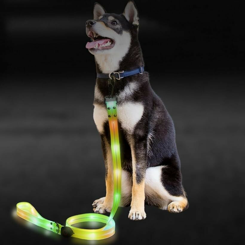 バリエーションコード : 2buh4kuf31商品コード2buh4d5dnl商品名光るリード 犬 LED USB充電 夜間 発光 散歩 ライト 犬用 小型犬 中型犬 大型犬 ペット用品ブランドEU SOUカラーイエローサイズ等120CM「夜道で目立つ。光るLEDリードで安心お散歩」高輝度LEDを内蔵したリードは、夜間の散歩中でもしっかりと愛犬の位置を知らせてくれます。車や自転車からも視認しやすく、安全性が格段にアップ。「3つの点灯モードでシーンに合わせて使える」高速点滅・低速点滅・連続点灯の3モードを搭載。散歩コースや時間帯、気分に合わせて簡単に切り替え可能。スイッチひとつで操作もラクラク。「軽量＆ソフトな素材で使いやすい」やわらかくしなやかな素材で、持ちやすさもバツグン。引っ張っても手が痛くなりにくい。生活防水仕様で急な雨でも安心。「USB充電式で経済的＆エコ」繰り返し使えるUSB充電式だから、電池の買い替え不要でコスパ。フル充電で長時間使用でき、毎日のお散歩でも安心して使えます。「商品仕様」全長：約120cm　幅：約2.5cm　素材：PVC　LEDカラー：レインボー、青、赤、白、ピンク、緑　連続使用時間：約8時間　充電時間：約1時間（マイクロUSB）　点灯モード：高速点滅／低速点滅／長時間点灯（スイッチ切替）　対応犬種：小型犬・中型犬・大型犬（最大50kgまで）　セット内容：リード本体、USB充電ケーブル　カラーバリエーション：黒、黄、青（3タイプから選択可能）※ 他ネットショップでも併売しているため、ご注文後に在庫切れとなる場合があります。予めご了承ください。※ 品薄または希少等の理由により、参考価格よりも高い価格で販売されている場合があります。ご注文の際には必ず販売価格をご確認ください。※ 沖縄県、離島または一部地域の場合、別途送料の負担をお願いする場合があります。予めご了承ください。※ お使いのモニタにより写真の色が実際の商品の色と異なる場合や、イメージに差異が生じることがあります。予めご了承ください。※ 商品の詳細（カラー・数量・サイズ 等）については、ページ内の商品説明をご確認のうえ、ご注文ください。※ モバイル版・スマホ版ページでは、お使いの端末によっては一部の情報が表示されないことがあります。すべての記載情報をご確認するには、PC版ページをご覧ください。