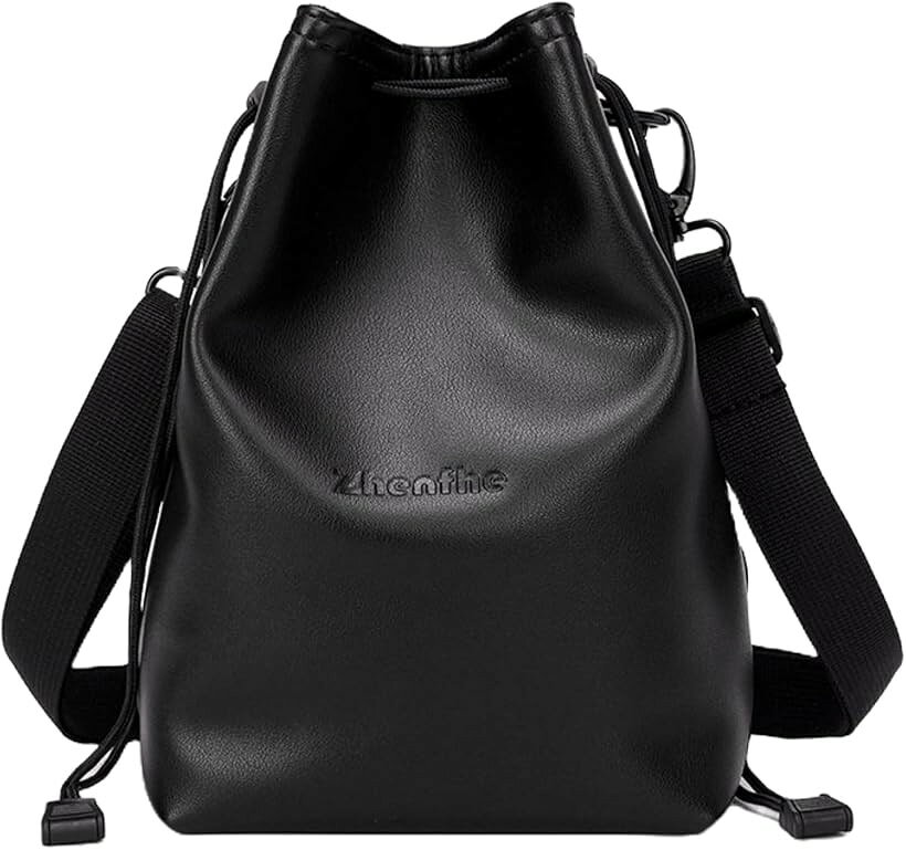 バリエーションコード : 2buhkjs31l商品コード2buhk9nlxi商品名カメラバッグ ショルダー 取り外し可能 巾着 おしゃれ PUレザー 撥水加工 小型 軽量 一眼レフ デジカメ レンズ ケースブランドGRHONCカラーブラックサイズ等L「お洒落x高機能な巾着型カメラバッグ」上品で高級感のあるPUレザーを使用した高機能カメラバッグ。出し入れしやすい巾着型で、大人カジュアルに馴染むデザイン。大切なカメラを守りながら、普段使いしやすいショルダーバッグです。「撥水加工＆裏起毛でカメラをしっかり保護」PUレザーは耐水性・耐傷性に優れ、急な雨でも安心。内側には厚みのあるフリース素材を使用し、大切なカメラやレンズを傷や衝撃から守ります。Mサイズはデジカメやミラーレス、Lサイズは一眼レフもすっぽり収納可能。「取り外し可能なストラップで2WAY仕様」肩掛けストラップは取り外し＆長さ調整が可能。カメラバッグとしてだけでなく、カメラポーチやレンズケースとしても使える便利な2WAY仕様。また、内側にはポケットがあり、SDカードや予備バッテリーなどを収納できます。「高いデザイン性で普段使いも」シンプルながら上品な光沢と高級感のあるPUレザーを採用し、年齢や性別を問わず使用可能。軽量＆コンパクトで持ち運びやすく、バッグの中でもかさばりません。デザイン性が高いため普段使いのバッグとしても活躍します。「カラー」ブラック「サイズ」（M）高さ23x横14x幅10cm/0.22kg（L）高さ25x横16x幅11cm/0.24kg「素材」PUレザー「機能」撥水加工／耐水／耐傷／軽量／裏地付き／内ポケット付き／ストラップ取り外し可能※ 他ネットショップでも併売しているため、ご注文後に在庫切れとなる場合があります。予めご了承ください。※ 品薄または希少等の理由により、参考価格よりも高い価格で販売されている場合があります。ご注文の際には必ず販売価格をご確認ください。※ 沖縄県、離島または一部地域の場合、別途送料の負担をお願いする場合があります。予めご了承ください。※ お使いのモニタにより写真の色が実際の商品の色と異なる場合や、イメージに差異が生じることがあります。予めご了承ください。※ 商品の詳細（カラー・数量・サイズ 等）については、ページ内の商品説明をご確認のうえ、ご注文ください。※ モバイル版・スマホ版ページでは、お使いの端末によっては一部の情報が表示されないことがあります。すべての記載情報をご確認するには、PC版ページをご覧ください。