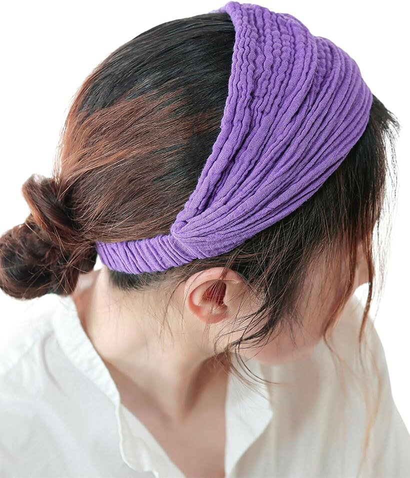 バリエーションコード : 2bk91ndlud商品コード2bu5h42u4o商品名カチューシャ レディース 幅広 ヘアターバン 綿100% ヘアバンド バックカチューシャ 洗顔 白髪隠し ターバン おしゃれ 髪留め 女性 前髪 汗止めブランドグリーンパキラカラーパープルサイズ等標準「痛くなりにくい幅広カチューシャ」「長時間つけてもラクなヘアバンドが欲しい」そんな方におすすめの幅広ヘアターバンです。後頭部がゴム仕様なので、締め付け感を軽減しながら、前髪やサイドの髪をしっかりホールド。洗顔・メイク・家事・仕事中でもズレにくく快適にご着用頂けます。幅広設計なので、気になる白髪や生え際も自然にカバーできるレディース カチューシャです。「綿100%のやさしい肌触り」吸汗性・通気性に優れたコットン100%素材を使用したヘアーバンドです。ムレにくく、敏感肌の方にもおすすめ。柔らかい生地感で、長時間でも快適な着け心地を実現しました。ヨガ・ピラティス・ジムなどの汗止め用途としてもおすすめです。「幅調整自由自在の2way仕様」トップ幅の調整が自由自在なので、幅を狭くすればヘアバンド、広げればバンダナ風や三角巾風として使える2way仕様。ファッションやシーンに合わせて自由にアレンジ可能です。カジュアル・ナチュラル・シンプルコーデにも合わせやすく、オールシーズンご使用頂けます。「1年中使える大人のヘアアクセ」春 夏 秋 冬 季節を問わず使えるヘアアクセサリーです。通勤・通学・オフィス・在宅ワーク・買い物・旅行・ルームウェアなど様々なシーンで活躍します。1点1点丹精を込めて作った ヘアバンドです。ファストファッションにはない「ハンドメイド」ならではの 味わい・存在感があります。生地はしわ加工を施しており、素敵な風合いに仕上がりました。「仕様」◉素材：綿100% ◉サイズ：頭囲54～57cm対応 ＊後頭部ゴム仕様 ◉カラー：ピンク・ブルー・グリーン・ライム・パープル・グレー・ネイビーグレー・ブラック ＊トップページの色味に、実物を極力近づけて掲載しております。◉フィット感重視の仕様のため、ややしっかりめの着用感です。◉手作業生産のため色味やサイズ感に若干個体差が生じる場合があります。※ 他ネットショップでも併売しているため、ご注文後に在庫切れとなる場合があります。予めご了承ください。※ 品薄または希少等の理由により、参考価格よりも高い価格で販売されている場合があります。ご注文の際には必ず販売価格をご確認ください。※ 沖縄県、離島または一部地域の場合、別途送料の負担をお願いする場合があります。予めご了承ください。※ お使いのモニタにより写真の色が実際の商品の色と異なる場合や、イメージに差異が生じることがあります。予めご了承ください。※ 商品の詳細（カラー・数量・サイズ 等）については、ページ内の商品説明をご確認のうえ、ご注文ください。※ モバイル版・スマホ版ページでは、お使いの端末によっては一部の情報が表示されないことがあります。すべての記載情報をご確認するには、PC版ページをご覧ください。