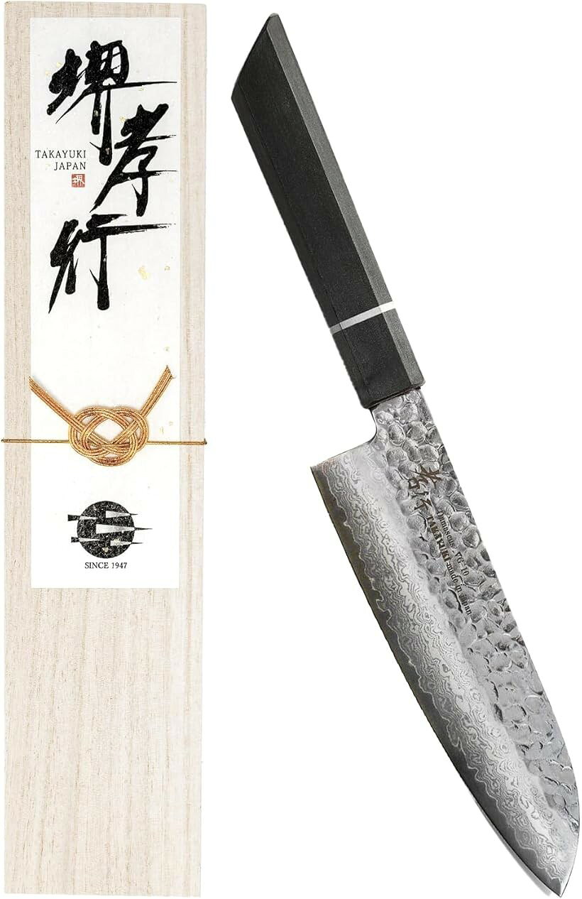 バリエーションコード : 2buj002oj9商品コード2buto5ko9g商品名堺孝行 600年の継承技術。プロの料理人が愛用 閃黒 ダマスカス 33層槌目 三徳包丁 170mm 樫漆柄 日本製 ステンレス鋼 V金10号 vg10 青木刃物製作所ブランドKitcheNaviカラーシルバーサイズ等170 mm「堺孝行・特注品」堺打刃物を代表する堺孝行ブランドの包丁を、職人が丹念に1本1本黒を基調としスタイリッシュに仕上げた特注品です。KitcheNavix青木刃物製作所のコラボで実現しました。ワンランク上の包丁を使いたい方にオススメです。「プロが愛用する最高級包丁」 料理の腕を格段に上げてくれる、プロ御用達の堺打刃物の筋引き包丁。プロの料理人が使う包丁では、90％以上ものシェアを誇るとも言われる堺打刃物の最高級品です。（x2023年12月 メーカー販売実績より）「漆職人によるこだわりの漆柄」 熊本県の漆職人が何度も重ね塗りをし、1ヶ月かけて製作される漆柄です。漆黒の中に閃き（輝き）を宿す特別な漆を使用していることから、閃黒と名づけられました。「極限まで高められた芸術性」 漆柄の芸術性をさらに高めるため、柄尻は特殊加工を用いた斜めカットになっております。また、ブレードが綿密に研磨されているため、槌目やダマスカス模様が輝きを増すとともに、樫漆柄との色の対比がとても美しい一品となっております。「プレゼントにも最適な桐箱入り」 受け取った人に喜んでもらいたいと考えられたパッケージは、プレゼントにも最適です。福岡県の桐箱職人によって作られた桐箱、金銀の模様が入った国産和紙、水引きで有名な飯田市産の特注水引きなど、細部まで妥協せず完成させました。水引きは「あわじ結び」という結び方で、シーンを問わず贈り物としてお使いいただけます。「サイズ・仕様」刃渡り：170mm、全長：318mm、刃幅：42mm、刃厚：2mm、重さ：144g、刃材：ステンレスダマスカスV金10号鋼割込、両刃⚠️食洗機のご使用は絶対にお控え下さい。柄が取れる原因となります。※ 他ネットショップでも併売しているため、ご注文後に在庫切れとなる場合があります。予めご了承ください。※ 品薄または希少等の理由により、参考価格よりも高い価格で販売されている場合があります。ご注文の際には必ず販売価格をご確認ください。※ 沖縄県、離島または一部地域の場合、別途送料の負担をお願いする場合があります。予めご了承ください。※ お使いのモニタにより写真の色が実際の商品の色と異なる場合や、イメージに差異が生じることがあります。予めご了承ください。※ 商品の詳細（カラー・数量・サイズ 等）については、ページ内の商品説明をご確認のうえ、ご注文ください。※ モバイル版・スマホ版ページでは、お使いの端末によっては一部の情報が表示されないことがあります。すべての記載情報をご確認するには、PC版ページをご覧ください。