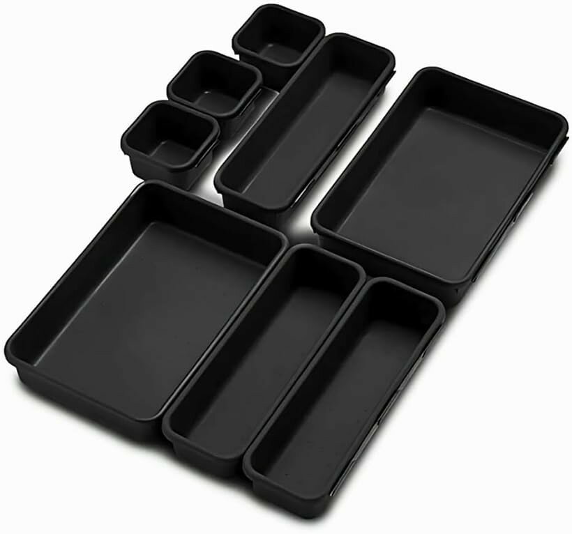 バリエーションコード : 2bui0sluq4商品コード2bui0g11jc商品名引出し 仕切り 収納トレイ デスク整理トレイ 小物 文房具 カトラリー 化粧品 収納 8個セットブランドせんふうカラーブラック「仕事も暮らしも整うスマート収納」引き出しの中でバラバラになりがちな小物・文具・カトラリー・化粧品などをきれいに仕分けて整理ができる収納ツール。きれいに整頓された快適さが毎日の気分を高めます。引出しの整理を考え中の方におすすめ。「丈夫で長持ち、水洗いも簡単」高品質なPP素材を採用。丈夫で長持ち収納ツール。汚れてもサッと水洗いできるから、いつでも清潔・ピッカピカ。「複数サイズで幅広いアイテムに対応」3種類のサイズ（大x2、中x3、小x3）で引出しの大きさに合わせて配置を変えられる収納トレイ。トレイ同士も連結出来て、引き出しのスペースを効率よく使えます。デスクやキッチンの引き出し整理にピッタリ。「マルチに使える多機能収納トレイ」いろんな引出しに使える多機能収納ケース。デスク周りの文房具整理はもちろん、キッチンのカトラリー入れとしてもピッタリ。メイク道具の収納にもオススメ。※ 他ネットショップでも併売しているため、ご注文後に在庫切れとなる場合があります。予めご了承ください。※ 品薄または希少等の理由により、参考価格よりも高い価格で販売されている場合があります。ご注文の際には必ず販売価格をご確認ください。※ 沖縄県、離島または一部地域の場合、別途送料の負担をお願いする場合があります。予めご了承ください。※ お使いのモニタにより写真の色が実際の商品の色と異なる場合や、イメージに差異が生じることがあります。予めご了承ください。※ 商品の詳細（カラー・数量・サイズ 等）については、ページ内の商品説明をご確認のうえ、ご注文ください。※ モバイル版・スマホ版ページでは、お使いの端末によっては一部の情報が表示されないことがあります。すべての記載情報をご確認するには、PC版ページをご覧ください。