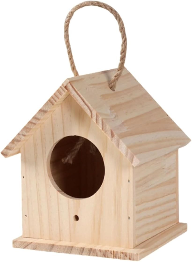 バリエーションコード : 2buixjcruh商品コード2buix9figs商品名鳥かご 鳥の巣 巣箱 鳥小屋 屋外 アクリル バードハウス 天然木材 野鳥 観察ブランドSALUDABLEカラー天然木材サイズ等Bタイプ「天然木の美しさをそのままに」 本製品は天然木材を使用し、無塗装ならではのナチュラルな質感が魅力です。滑らかなラインと美しい木目が際立ち、乾燥や湿気に強いため、屋外での使用も安心。木のぬくもりを感じるデザインで、自然と調和しながらお庭の景観を引き立てます。ツバメやインコ、スズメなど幅広い小鳥が快適に過ごせる設計で、繁殖や休息に最適な安全な避難所です。「どこでも簡単に設置可能」吊り下げ・壁面固定可能な2WAY仕様 吊り下げロープ付きで、木の枝やバルコニー、壁などあらゆる場所にしっかりと設置できます。棚や庭のベンチに置くこともでき、ミニチュアガーデンのアクセントにも最適。おしゃれな屋外インテリアとしても注目されています。鳥たちにストレスを与えず自然な営巣行動を促進できるため、愛鳥家や野鳥観察初心者にもおすすめです。「多機能で汎用性抜群」鳥以外の小動物にも対応 入口の下に設置された止まり木が鳥の足場となり、安心して立ち寄れる細やかな配慮が魅力です。巣穴周辺で羽を休めたり、餌を探す姿を間近で観察でき、バードウォッチングの楽しさがぐんと広がります。また、この巣箱は、ハムスターやリスなどの小動物にもぴったりの住処として使用可能。小動物飼育者や自然観察好きへのギフトにも喜ばれる逸品です。「子どもと楽しめるDIY体験」創造力を育てるナチュラル木製巣箱 無塗装の木素材はペイントや飾り付けがしやすく、親子で楽しむクラフト体験にもぴったり。お子さまの感性や創造力を育む知育アイテムとして、またイベントや自由研究の素材としても人気です。オリジナルの巣箱づくりを楽しめます。シンプルで温かみのあるデザインは、庭やベランダのインテリアに最適です。「ギフトにも最適」自然愛好家・鳥好きに贈る特別な一品 自然素材の温かさと実用性を兼ね備えたこのバードハウスは、鳥好きの方やアウトドア好きな方への贈り物にもぴったり。お子様への誕生日プレゼントや記念日、引っ越し祝いなどにもおすすめです。「商品仕様」サイズ：約15.5cmx12.5cmx12cm、素材：天然木材、カラー無塗装、吊り下げロープ・固定ネジ付き※ 他ネットショップでも併売しているため、ご注文後に在庫切れとなる場合があります。予めご了承ください。※ 品薄または希少等の理由により、参考価格よりも高い価格で販売されている場合があります。ご注文の際には必ず販売価格をご確認ください。※ 沖縄県、離島または一部地域の場合、別途送料の負担をお願いする場合があります。予めご了承ください。※ お使いのモニタにより写真の色が実際の商品の色と異なる場合や、イメージに差異が生じることがあります。予めご了承ください。※ 商品の詳細（カラー・数量・サイズ 等）については、ページ内の商品説明をご確認のうえ、ご注文ください。※ モバイル版・スマホ版ページでは、お使いの端末によっては一部の情報が表示されないことがあります。すべての記載情報をご確認するには、PC版ページをご覧ください。