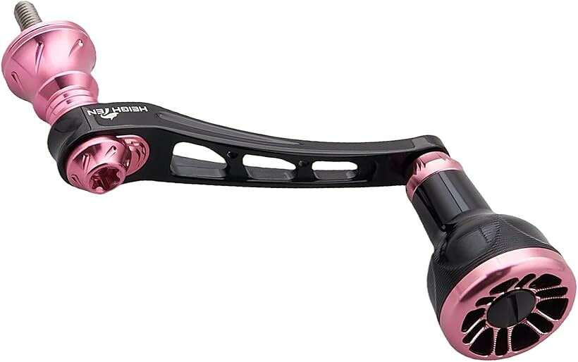 バリエーションコード : 2b9d331cly商品コード2bk5yp8qj9商品名55-60mm可変 リール ハンドル 新型 24.5mm ハンドルノブ 搭載 ダイワ DAIWA シマノ SHIMANO 通用 スピニングリール 用 Engine SeriesブランドHEIGHTENカラーブラック＆桜ピンクサイズ等55-60mm可変「特徴」55-60mm軸芯距離可変リールハンドル、新型センターナット設計、スカートDIY可能(別販売)、ソケット高さ調整可能。新型V2.0-直径24.5mm ハンドルノブ 搭載、全体丸型設計と滑らかな面取り加工で、旧型より握る感アップ、指が痛くない。「サイズ」リールハンドル軸心距離55-60mm可変、ハンドルノブ直径24.5mm 「総重」26g(ダイワ用) / 31g(シマノ用) 「素材」70シリーズ航空アルミ。「リールハンドル付属」SHIMANO ソケット1個、DAIWA ソケット1個、レンチ1個。「適応機種」SHIMANO、DAIWA通用。SHIMANO、DAIWAのスピニングリールハンドルに適用。「注意」このハンドルの「スカート＆ソケット」は「軽量化設計」で、「汎用」2000番～3000番リールに推奨します。4000～5000番パワー用にご使用したい場合は別販売パーツの「強度スカート＆ソケット」と「セットで交換」を推奨します。※ 他ネットショップでも併売しているため、ご注文後に在庫切れとなる場合があります。予めご了承ください。※ 品薄または希少等の理由により、参考価格よりも高い価格で販売されている場合があります。ご注文の際には必ず販売価格をご確認ください。※ 沖縄県、離島または一部地域の場合、別途送料の負担をお願いする場合があります。予めご了承ください。※ お使いのモニタにより写真の色が実際の商品の色と異なる場合や、イメージに差異が生じることがあります。予めご了承ください。※ 商品の詳細（カラー・数量・サイズ 等）については、ページ内の商品説明をご確認のうえ、ご注文ください。※ モバイル版・スマホ版ページでは、お使いの端末によっては一部の情報が表示されないことがあります。すべての記載情報をご確認するには、PC版ページをご覧ください。