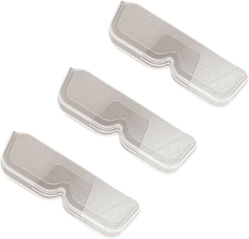 バリエーションコード : 2bu45r2xk3商品コード2bu45r0sgw商品名メガネ置き スタンド 壁掛け 老眼鏡 収納 便利 紛失 置き忘れ防止 取り付けが簡単 省スペースブランドNeutral Zenithカラークリア 3個セット「貼るだけ簡単設置」 付属の両面テープで壁や玄関、洗面所、デスク横などお好きな場所に貼るだけで設置完了。工具や穴あけ不要なので、賃貸住宅やオフィスでも気軽に使えます。メガネの“定位置”をつくることで、置き忘れや紛失の予防にもつながります。「やさしく固定、傷つけず安定収納」 鼻あてを支えるような立体設計で、ツルやレンズに負担をかけずにやさしくホールド。メガネがズレにくく、傷や変形も防止。日常使いのメガネだけでなく、サングラスや老眼鏡の保管にもおすすめです。「出し入れスムーズで忙しい朝にも便利」 上からそっと置くだけのシンプル構造で、使いたいときにワンアクションで手に取れる手軽さが魅力。時間がないときもサッと取り出せてストレスフリー。毎日のルーチンに自然と溶け込む使いやすさです。「用途に応じた使い分けが可能」 カラーはどんな空間にもなじみやすい「ホワイト」「グレー」「クリア」の3色展開。シンプルなデザインなので、玄関・寝室・オフィスなどどこに置いても違和感がありません。また、1個ずつの単品販売とコスパの良い3個セットをご用意。用途や設置場所に合わせてお選びいただけます。「商品詳細」 サイズ：約8 x 4 x 2.7cm　素材：ポリスチレン(PS)　カラー：ホワイト / グレー / クリア　取り付け方法：粘着テープ（工具不要）　セット内容：単品1個 / 3個セット 使用場所例：玄関・洗面所・寝室・リビング・デスク・オフィス※ 他ネットショップでも併売しているため、ご注文後に在庫切れとなる場合があります。予めご了承ください。※ 品薄または希少等の理由により、参考価格よりも高い価格で販売されている場合があります。ご注文の際には必ず販売価格をご確認ください。※ 沖縄県、離島または一部地域の場合、別途送料の負担をお願いする場合があります。予めご了承ください。※ お使いのモニタにより写真の色が実際の商品の色と異なる場合や、イメージに差異が生じることがあります。予めご了承ください。※ 商品の詳細（カラー・数量・サイズ 等）については、ページ内の商品説明をご確認のうえ、ご注文ください。※ モバイル版・スマホ版ページでは、お使いの端末によっては一部の情報が表示されないことがあります。すべての記載情報をご確認するには、PC版ページをご覧ください。