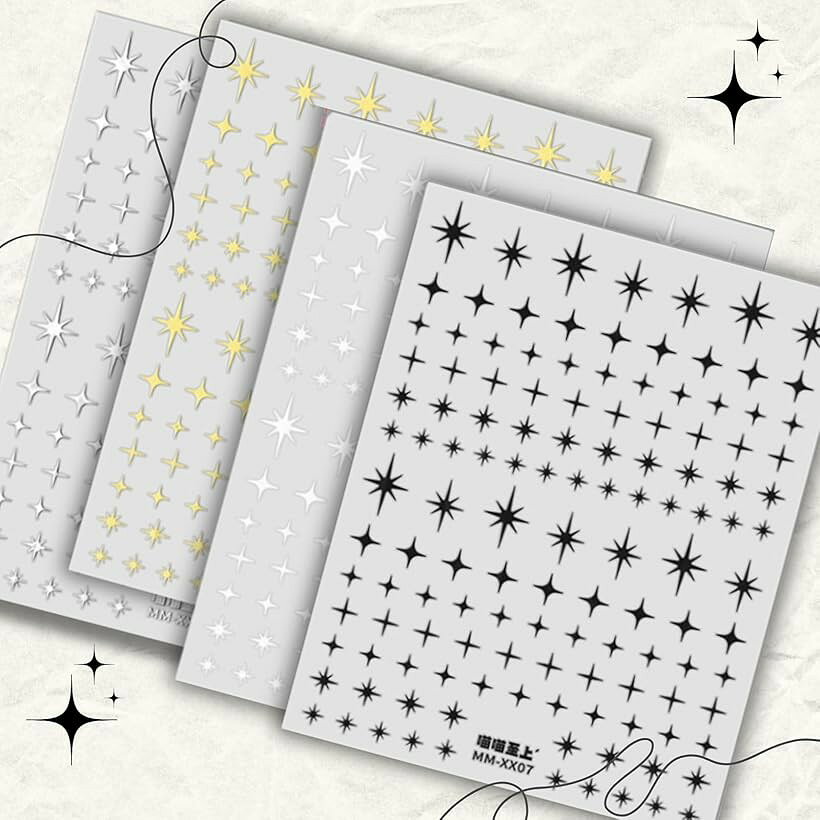 バリエーションコード : 2bukwst2d2商品コード2bu23dnip1商品名ネイルシール ワンホンネイル 宇宙ネイル アート シール ネイルステッカー デコパーツ 簡単貼るだけ セルフネイル パーティ ブライダルブランドK-Bomカラー星4枚セットサイズ：シール本体 約72mm x 92mm ／ パッケージサイズ 約78mm x 127mmカラー展開：ホワイト・ブラック・ゴールド・シルバーの全4色内容：大小、デザインさまざまな星型ネイルシールを多数展開　4枚セット用途：ネイルアート、レジン、スマホケース、小物デコレーションなど多用途対応使用方法：台紙から剥がして貼るだけ、仕上げにトップコートで長持ち仕上げ※ 他ネットショップでも併売しているため、ご注文後に在庫切れとなる場合があります。予めご了承ください。※ 品薄または希少等の理由により、参考価格よりも高い価格で販売されている場合があります。ご注文の際には必ず販売価格をご確認ください。※ 沖縄県、離島または一部地域の場合、別途送料の負担をお願いする場合があります。予めご了承ください。※ お使いのモニタにより写真の色が実際の商品の色と異なる場合や、イメージに差異が生じることがあります。予めご了承ください。※ 商品の詳細（カラー・数量・サイズ 等）については、ページ内の商品説明をご確認のうえ、ご注文ください。※ モバイル版・スマホ版ページでは、お使いの端末によっては一部の情報が表示されないことがあります。すべての記載情報をご確認するには、PC版ページをご覧ください。夜空に瞬く星々をそのまま指先に映し出すようなデザインが魅力の星型ネイルシールは、ブラック・ホワイト・ゴールド・シルバーの4色から選べる豊富なカラーバリエーションで、上品で落ち着いた印象から華やかで可愛らしい仕上がりまで、幅広いネイルアートを楽しめるアイテムであり、大小さまざまな星がバランスよく並べられたシールは、一枚の中に程よい密度で配置されているため単品使いはもちろん、組み合わせて華やかに仕上げたり、あえてシンプルにワンポイントとして使ったりと、アレンジの幅が非常に広く、ネイル初心者でも扱いやすいのが特長で、使い方はとても簡単で、ベースカラーを塗った爪にシールをピンセットで貼り付け、トップコートを塗るだけで完成するので、特別な道具もテクニックも不要でサロン級の仕上がりを自宅で手軽に実現することができ、また、ネイルだけでなくレジンアートやスマホケース、ミラー、キーホルダーなどのクラフトやハンドメイド作品へのデコレーションにもぴったりで、「推し活グッズ」や「バースデープレート」など、トレンドに敏感な層にもおすすめできるデザインであり、72mmx92mmのシール本体は保管や持ち運びにも便利なサイズ感で、パッケージは高級感のある仕上がりになっているため、プチギフトやお友達とのシェアにも適しており、見た目だけでなく実用性にも優れた設計で、ネイルサロンで使用するプロの方はもちろん、休日のセルフネイルを楽しむ方や、イベント・記念日・季節の変わり目にネイルチェンジを楽しみたい方にもぴったりなアイテムで、1枚から気軽に試せる単品販売と、全4色が揃ったお得なセット販売をご用意しており、気分やシーンに合わせて自由にカラーを選べるので、毎日のネイルをもっと楽しく、もっと自由に演出できること間違いなしの、誰もが星の魔法にときめくネイルシールです。