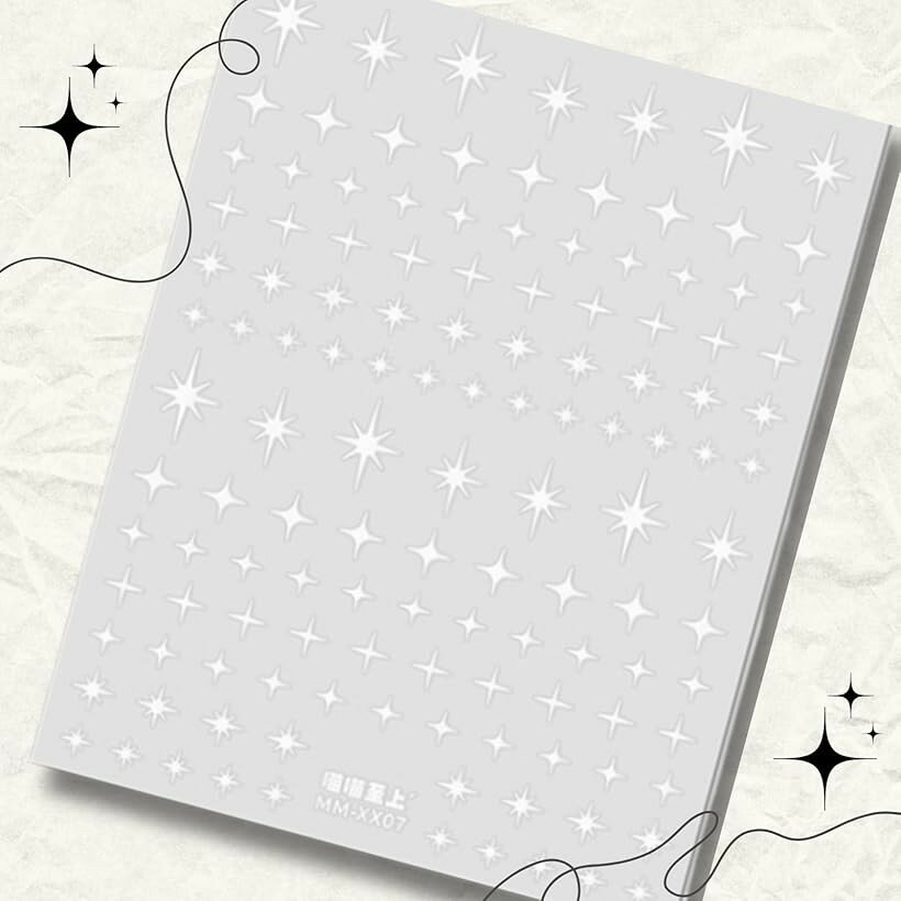 バリエーションコード : 2bukwst2d2商品コード2bu23kvsfr商品名ネイルシール ワンホンネイル 宇宙ネイル アート シール ネイルステッカー デコパーツ 簡単貼るだけ セルフネイル パーティ ブライダルブランドK-Bomカラー星ホワイトサイズ：シール本体 約72mm x 92mm ／ パッケージサイズ 約78mm x 127mmカラー展開：ホワイト・ブラック・ゴールド・シルバーの全4色内容：大小、デザインさまざまな星型ネイルシールを多数展開　1枚入り用途：ネイルアート、レジン、スマホケース、小物デコレーションなど多用途対応使用方法：台紙から剥がして貼るだけ、仕上げにトップコートで長持ち仕上げ※ 他ネットショップでも併売しているため、ご注文後に在庫切れとなる場合があります。予めご了承ください。※ 品薄または希少等の理由により、参考価格よりも高い価格で販売されている場合があります。ご注文の際には必ず販売価格をご確認ください。※ 沖縄県、離島または一部地域の場合、別途送料の負担をお願いする場合があります。予めご了承ください。※ お使いのモニタにより写真の色が実際の商品の色と異なる場合や、イメージに差異が生じることがあります。予めご了承ください。※ 商品の詳細（カラー・数量・サイズ 等）については、ページ内の商品説明をご確認のうえ、ご注文ください。※ モバイル版・スマホ版ページでは、お使いの端末によっては一部の情報が表示されないことがあります。すべての記載情報をご確認するには、PC版ページをご覧ください。夜空に瞬く星々をそのまま指先に映し出すようなデザインが魅力の星型ネイルシールは、ブラック・ホワイト・ゴールド・シルバーの4色から選べる豊富なカラーバリエーションで、上品で落ち着いた印象から華やかで可愛らしい仕上がりまで、幅広いネイルアートを楽しめるアイテムであり、大小さまざまな星がバランスよく並べられたシールは、一枚の中に程よい密度で配置されているため単品使いはもちろん、組み合わせて華やかに仕上げたり、あえてシンプルにワンポイントとして使ったりと、アレンジの幅が非常に広く、ネイル初心者でも扱いやすいのが特長で、使い方はとても簡単で、ベースカラーを塗った爪にシールをピンセットで貼り付け、トップコートを塗るだけで完成するので、特別な道具もテクニックも不要でサロン級の仕上がりを自宅で手軽に実現することができ、また、ネイルだけでなくレジンアートやスマホケース、ミラー、キーホルダーなどのクラフトやハンドメイド作品へのデコレーションにもぴったりで、「推し活グッズ」や「バースデープレート」など、トレンドに敏感な層にもおすすめできる万能なデザインであり、72mmx92mmのシール本体は保管や持ち運びにも便利なサイズ感で、パッケージは高級感のある仕上がりになっているため、プチギフトやお友達とのシェアにも適しており、見た目だけでなく実用性にも優れた設計で、ネイルサロンで使用するプロの方はもちろん、休日のセルフネイルを楽しむ方や、イベント・記念日・季節の変わり目にネイルチェンジを楽しみたい方にもぴったりなアイテムで、1枚から気軽に試せる単品販売と、全4色が揃ったお得なセット販売をご用意しており、気分やシーンに合わせて自由にカラーを選べるので、毎日のネイルをもっと楽しく、もっと自由に演出できること間違いなしの、誰もが星の魔法にときめくネイルシールです。