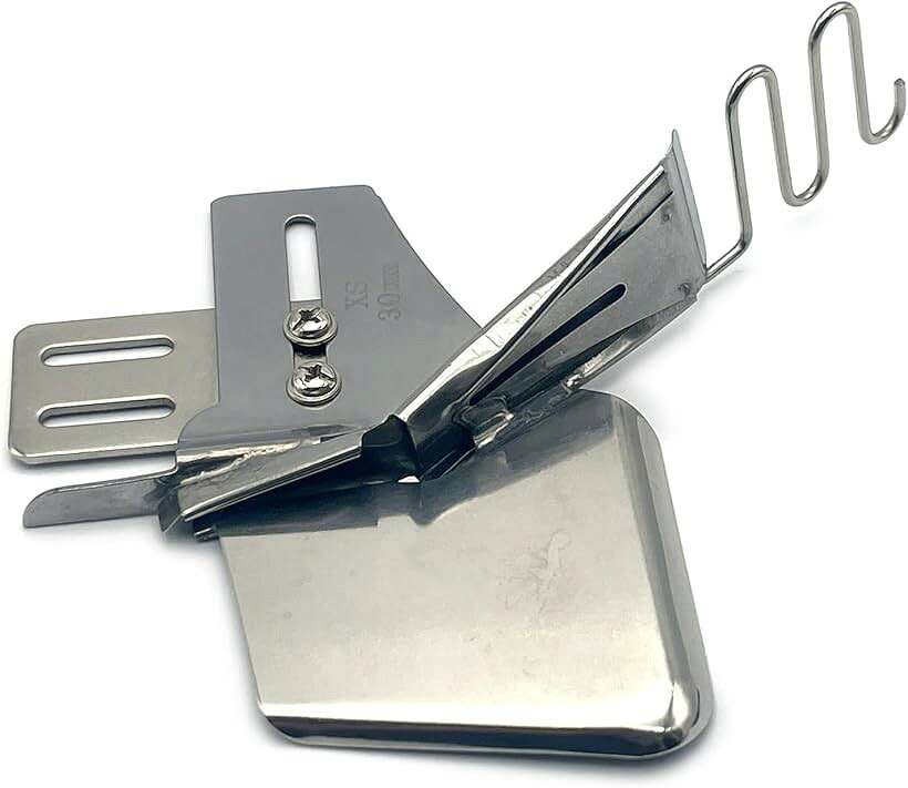 バリエーションコード : 2bu4l3kv21商品コード2bu2rgw9pk商品名互換品モデルノ ラ テール ミシン押さえ ミシンバインダー 四つ折り 部品 職業用ミシン 工業用ミシン アタッチメント バイヤス 79-379-MBブランドModerno　La Terre［モデルノ　ラ　テール］カラーシルバーサイズ等30mm取付位置の微調整が可能な設計で様々な機種の職業用ミシン・工業用ミシンに対応。汎用性が高く、作業内容に合わせて柔軟に活用できます。パイピングアタッチメント。職業用・工業用ミシン専用の四つ折りタイプのミシンバインダーです。針板横の穴に取り付けて使用することで、布端を美しく処理でき、小物作りやバイアステープ縫製に最適です。＊取付後は下糸の交換が困難になる場合があるため、装着前に残量の確認がおすすめです。また本製品は海外製品のため、輸送時に細かい傷やバリが生じることがございますので予めご了承ください。曲線部分の縫製ではカーブの角度や素材によって縫いズレが起こる場合があります。テスト縫いで確認のうえ、慎重に作業を進めると失敗を防げます。薄手でハリのある素材（ナイロンなど）との相性が良く、テープ状の布地を簡単に四つ折りにして縫い込むことができます。厚みのある柔らかい生地（ニットなど）は縫い落ちしやすいためご注意ください。※ 他ネットショップでも併売しているため、ご注文後に在庫切れとなる場合があります。予めご了承ください。※ 品薄または希少等の理由により、参考価格よりも高い価格で販売されている場合があります。ご注文の際には必ず販売価格をご確認ください。※ 沖縄県、離島または一部地域の場合、別途送料の負担をお願いする場合があります。予めご了承ください。※ お使いのモニタにより写真の色が実際の商品の色と異なる場合や、イメージに差異が生じることがあります。予めご了承ください。※ 商品の詳細（カラー・数量・サイズ 等）については、ページ内の商品説明をご確認のうえ、ご注文ください。※ モバイル版・スマホ版ページでは、お使いの端末によっては一部の情報が表示されないことがあります。すべての記載情報をご確認するには、PC版ページをご覧ください。
