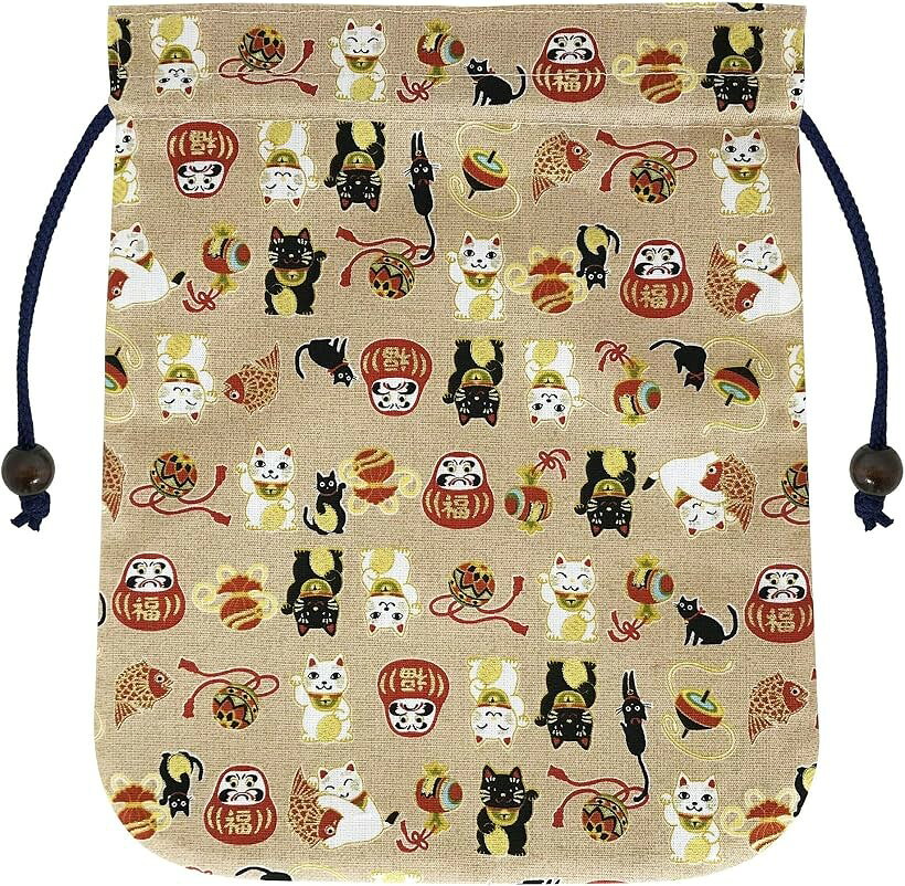 バリエーションコード : 2b6r0cu45r商品コード2b6r0clp2c商品名Poitto。 御朱印帳袋 巾着 巾着袋 袋入れ 朱印帳ケース 朱印帳入れ 和小物 和雑貨 日本製 大福猫 ベージュブランドLamPlanningカラー大福猫（ベージュ）・「ゆとりのある巾着で御朱印帳を収納」小サイズから大サイズまで、ご朱印帳が入る収容力のある巾着袋です。また、複数冊入れることができ（最大2冊まで）神社用、仏閣用をいつもセットで持つことができる便利な御朱印帳ケースです。・「便利な収納袋」日常のちょっとしたものを入れるのにちょうど良いサイズです。スマートフォン、マスク、化粧グッズ、数珠などアイデア次第でいろいろなものを便利に収納できる、小物用袋入れです。・「納得の作り込み」生地の手触りが柔らかく、内布もしっかりとついています。縫製がきっちりしているので、柔らかいのに耐久性があります。頻繁に持ち歩く御朱印帳入れとして使いやすい作りになっています。・「安心の日本製」国内生産にこだわり、生産ラインは厳しい品質管理のもと製造を行っております。安心・安全な製品を日本の技術と心がつくる「Made in Japan」をお届けします。・「詳細」素材：(表生地)綿100％、(内装生地)ポリエステル100%/ サイズ：約H24.5cmxW20cm/ 重さ：約40g※ 他ネットショップでも併売しているため、ご注文後に在庫切れとなる場合があります。予めご了承ください。※ 品薄または希少等の理由により、参考価格よりも高い価格で販売されている場合があります。ご注文の際には必ず販売価格をご確認ください。※ 沖縄県、離島または一部地域の場合、別途送料の負担をお願いする場合があります。予めご了承ください。※ お使いのモニタにより写真の色が実際の商品の色と異なる場合や、イメージに差異が生じることがあります。予めご了承ください。※ 商品の詳細（カラー・数量・サイズ 等）については、ページ内の商品説明をご確認のうえ、ご注文ください。※ モバイル版・スマホ版ページでは、お使いの端末によっては一部の情報が表示されないことがあります。すべての記載情報をご確認するには、PC版ページをご覧ください。