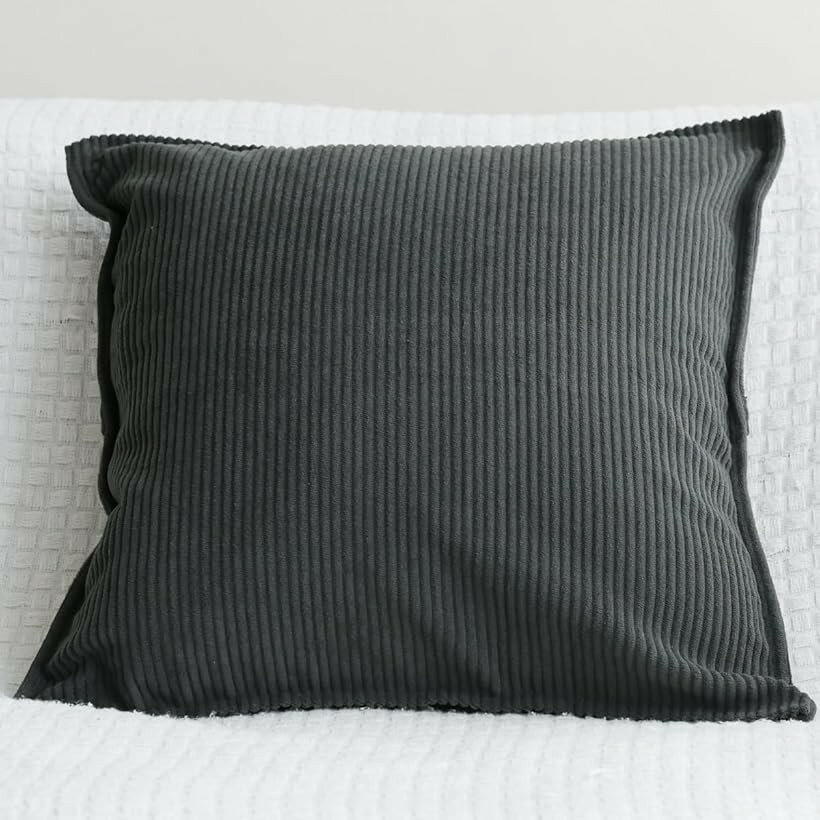 バリエーションコード : 2bur5jqd6h商品コード2bur5d50dj商品名クッションカバー おしゃれ かわいい 北欧 シンプル 丸洗い 無地 柔らか 肌触り コーデュロイ 簡単着脱 春 夏 秋 冬ブランドPLINカラーブラックサイズ等50cmx50cm(1 枚組)クッションカバーのサイズ 40x40cm、45x45cm、50x50cm サイズは様々なバリエーションがありますが、一般的な規格サイズは45cm x 45cmになります。他にも40x40cmや50cm x 50cmなど、様々なサイズがありますので使用する場所やクッションの大きさに合わせて自由に選ぶことができます。※ 他ネットショップでも併売しているため、ご注文後に在庫切れとなる場合があります。予めご了承ください。※ 品薄または希少等の理由により、参考価格よりも高い価格で販売されている場合があります。ご注文の際には必ず販売価格をご確認ください。※ 沖縄県、離島または一部地域の場合、別途送料の負担をお願いする場合があります。予めご了承ください。※ お使いのモニタにより写真の色が実際の商品の色と異なる場合や、イメージに差異が生じることがあります。予めご了承ください。※ 商品の詳細（カラー・数量・サイズ 等）については、ページ内の商品説明をご確認のうえ、ご注文ください。※ モバイル版・スマホ版ページでは、お使いの端末によっては一部の情報が表示されないことがあります。すべての記載情報をご確認するには、PC版ページをご覧ください。クッションカバーとは クッションカバーはインテリアアイテムの一種であり、クッションを覆うためのカバーです。このカバーを取り付けることでクッションを保護し、クッションのデザインや雰囲気を変えることができます。＊クッション自体は別売りです。ペットの爪研ぎを防ぎやすくなり、ペットの抜け毛なども目立たなくなります。クッションカバーが主に使用される場所 クッションカバーは主にリビングルームや寝室、ソファやベッドなどの家具に使用されることが一般的です。クッションを添えることで快適な座り心地や背もたれのサポートを提供し、また部屋の雰囲気やデザインを引き立てる役割を果たします。クッションカバーのサイズ 40x40cm、45x45cm、50x50cm サイズは様々なバリエーションがありますが、一般的な規格サイズは45cm x 45cmになります。他にも40x40cmや50cm x 50cmなど、様々なサイズがありますので使用する場所やクッションの大きさに合わせて自由に選ぶことができます。クッションカバーのカラー ホワイト・アイボリー・モスグリーン・ダークグリーン・ブラウン・カーキ・ライトグレー・ダークグレー・ブラック・キャメル・ネイビー・サンセット・くすみピンク・ブルー クッションカバーは豊富なカラーバリエーションがあります。家具やインテリアとマッチするように、また、季節感を出すためにもカラーを選ぶことができます。ぜひお部屋やソファーカバーの雰囲気に合わせてお選びください。ソファーカバーと同じ色系のクッションカバーカバーを揃えることで、統一感のある空間を演出することもできます。クッションカバーの取り付け方法 クッションカバーの取り付け方法は、ジッパー式やファスナー開閉式が一般的です。取り外しも簡単で、カバーを洗濯する際にも便利です。クッションカバーの素材／材質 当クッションカバーはコーデュロイ生地のナチュラルな風合いや肌触りの良い仕立てに縫製しております。注意事項 ＊商品の撮影には注意を払っておりますが、閲覧時のモニター環境によりましては実際の商品と若干違うお色味に映ることもございます。＊推奨は手洗いで、タンブラー乾燥機や漂白剤の使用は避けていただけるとより長持ちします。洗濯機に入れる場合は必ず洗濯ネットを使用し、もしアイロンをかける場合は低温アイロンのみ使用することを推奨いたします。