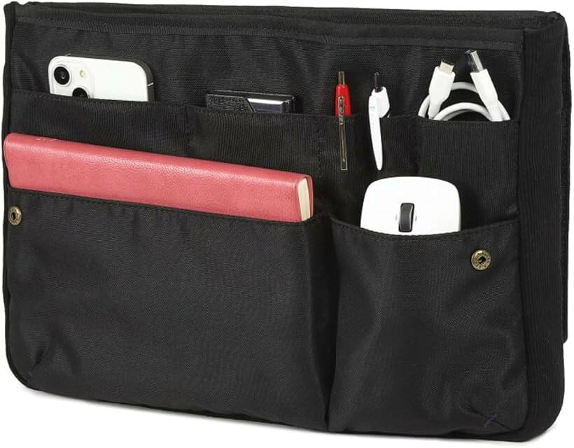 バリエーションコード : 2buki692ji商品コード2buki6hk2n商品名整理収納アドバイザーも推薦 PC収納 バッグインバッグ A4 軽量 薄型 トートバッグ用ブランドUYBAGカラー01.ブラック「単体でも使える」 社内での移動や、通勤時の持ち運びにも活躍。「専門家も推薦」 整理収納アドバイザー「1級」お片づけサロン代表、鈴木ゆり先生も推薦。「高い収納力」 側面と底面が伸縮素材の二層式メインポケットは、13.3インチのノートPCとA4ファイルを別々に収納可能。「整理しやすい」 ガジェットや書類、ノート、筆記用具など分類して収納でき、マチ付きポケットには充電器やケーブル類も収まります。「型崩れしにくい」 外生地と中生地の間には、芯材が入っていて、形が崩れず、書類も鞄も曲がらない。「A4もスッポリ」 ホコリが付きにくく、素材感も良好。取っ手がないデザインだから、スマートで好評です。※ 他ネットショップでも併売しているため、ご注文後に在庫切れとなる場合があります。予めご了承ください。※ 品薄または希少等の理由により、参考価格よりも高い価格で販売されている場合があります。ご注文の際には必ず販売価格をご確認ください。※ 沖縄県、離島または一部地域の場合、別途送料の負担をお願いする場合があります。予めご了承ください。※ お使いのモニタにより写真の色が実際の商品の色と異なる場合や、イメージに差異が生じることがあります。予めご了承ください。※ 商品の詳細（カラー・数量・サイズ 等）については、ページ内の商品説明をご確認のうえ、ご注文ください。※ モバイル版・スマホ版ページでは、お使いの端末によっては一部の情報が表示されないことがあります。すべての記載情報をご確認するには、PC版ページをご覧ください。「ビジネス向けの実力派」 PC収納できる、軽量で薄型の、トートバッグ用バッグインバッグ（A4サイズ）です。uy30
