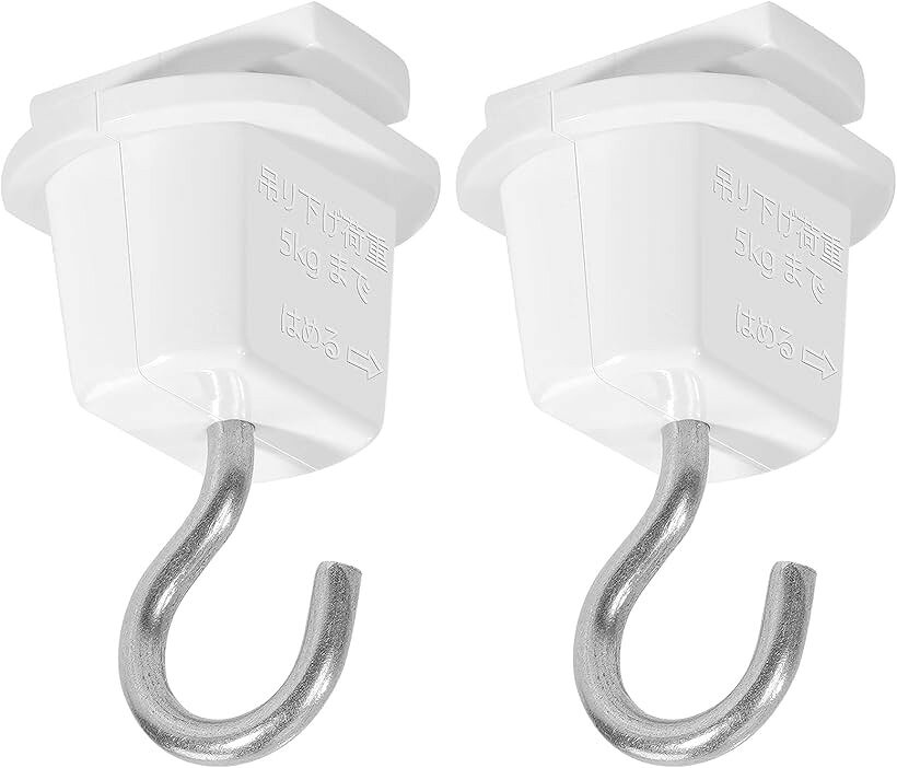 バリエーションコード : 2bukkjyw5l商品コード2bukt391n4商品名ダクトレール用吊りフック ライティングレール用 吊り下げフック 照明器具配線 ショップラインブランドAbishionカラー白いサイズ等2個1、ダクトレールにはめて半回転させるだけなのでとても簡単に設置できます。2、ライティングレールからディスプレイやPOPなどを吊り下げるときに使用します。3、材質： ABS、軟鋼線材 耐荷重：5kgまで サイズ：奥行：28mm/幅：24mm/高さ：47mm 色：白い 重量：12g。4、電気工事要らずの簡易取付式ライティングレールです。簡単取付 工事不要。5、パイプレールに観葉植物をぶら下げ、緑色を飾る。※ 他ネットショップでも併売しているため、ご注文後に在庫切れとなる場合があります。予めご了承ください。※ 品薄または希少等の理由により、参考価格よりも高い価格で販売されている場合があります。ご注文の際には必ず販売価格をご確認ください。※ 沖縄県、離島または一部地域の場合、別途送料の負担をお願いする場合があります。予めご了承ください。※ お使いのモニタにより写真の色が実際の商品の色と異なる場合や、イメージに差異が生じることがあります。予めご了承ください。※ 商品の詳細（カラー・数量・サイズ 等）については、ページ内の商品説明をご確認のうえ、ご注文ください。※ モバイル版・スマホ版ページでは、お使いの端末によっては一部の情報が表示されないことがあります。すべての記載情報をご確認するには、PC版ページをご覧ください。
