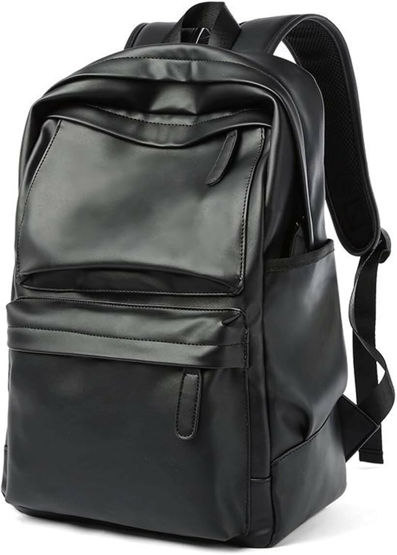 バリエーションコード : 2buknpxyl5商品コード2buknk3vpc商品名PUレザービジネスリュック 男女兼用 25L 軽量 通勤 通学ブランドKASSAIカラーブラックサイズ等高さ43cmx幅30cmxマチ15cm＊サイズ：高さ43cmx幅30cmx厚さ15cm 重さ：690g 容量：約20-25L（15インチまでのPCに対応）＊仕様 メイン収納x1 内ポケット：クッション付きPCポケットx1　モバイルポケットx2 外ポケット：ファスナー付きポケットx2 サイドポケットx2 ショルダーストラップ約45-90cm＊素材：PUレザー　裏地：ポリエステル　＊高温多湿を避け、使用後は乾いた柔らかい布で軽く拭いてください。＊中国製※ 他ネットショップでも併売しているため、ご注文後に在庫切れとなる場合があります。予めご了承ください。※ 品薄または希少等の理由により、参考価格よりも高い価格で販売されている場合があります。ご注文の際には必ず販売価格をご確認ください。※ 沖縄県、離島または一部地域の場合、別途送料の負担をお願いする場合があります。予めご了承ください。※ お使いのモニタにより写真の色が実際の商品の色と異なる場合や、イメージに差異が生じることがあります。予めご了承ください。※ 商品の詳細（カラー・数量・サイズ 等）については、ページ内の商品説明をご確認のうえ、ご注文ください。※ モバイル版・スマホ版ページでは、お使いの端末によっては一部の情報が表示されないことがあります。すべての記載情報をご確認するには、PC版ページをご覧ください。＊機能的で大容量 メイン収納スペースはA4サイズの書類も楽々収納可能。15インチまでのタブレットやノートPCが入るクッション付きポケットに加え、スマートフォンや財布などを収納できるモバイルポケットも完備。外側にもファスナー付きポケットとサイドポケットを2つずつ配置。すぐに取り出したいアイテムや小物をすっきり整理して持ち運べます。＊耐久性と防水性に優れたPUレザーを使用 丈夫でお手入れも簡単なPUレザーを採用。優れた撥水機能で雨の日も安心です。汚れがつきにくく、軽量で柔らかな質感なので、日常使いにぴったりの使いやすさです。＊快適な背負い心地 背面は通気性に優れた厚めのメッシュクッションを使用しており、暑い日の背中のムレを軽減。また調節可能なショルダーストラップにより体型や好みに合わせてぴったりの長さに調整できます。体にしっかりフィットするので、長時間背負っていても快適さをキープできます。＊さまざまなシーンで使用できる 無駄をそぎ落としたシンプルなデザインは、どんなシーンや服装にもマッチし、男女問わずお使いいただけます。通勤、通学、旅行など、ビジネスからカジュアルまで幅広いシーンで大活躍間違いなしです。