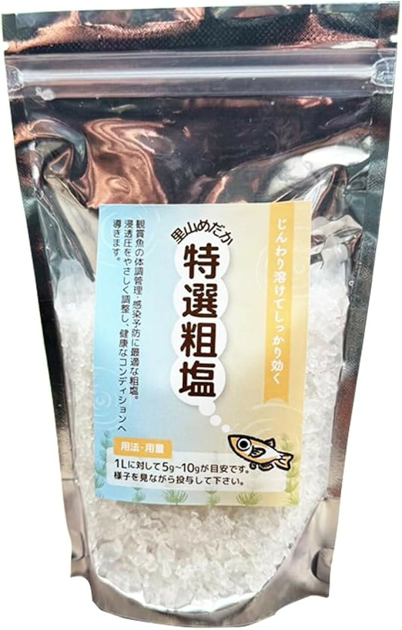 バリエーションコード : 2buduc0chq商品コード2budus5rlx商品名塩 特選観賞魚 あら塩 塩浴用 越冬 ミネラル 天然 粗塩 300gブランド里山めだかカラー塩サイズ等300g「日常の健康サポート」 特選観賞魚用あら塩は、めだかの健やかな飼育環境づくりをバックアップします。適度な塩浴で水質を整え、めだかが本来の活力を発揮しやすい状態を維持します。特に季節の変わり目や越冬前後など、急激な水温変化が心配な時期にも安心してご利用いただけます。「天然ミネラルで色づく美しさ」 岩塩由来の粗塩を100％使用。ナトリウムはもちろん、カルシウムやマグネシウムなどの天然ミネラルをバランス良く含むため、めだかの発色を引き立て、成長を優しくサポートします。自然界に近い設計で、飼育水のバイタリティをアップさせます。「初心者でも簡単ケア」 使い方は非常にシンプル。標準的な飼育水10Lに対して付属スプーン一杯（約10g）を溶かすだけ。毎日の水替えや週に1回の塩浴プログラムにも無理なく取り入れられ、手間をかけずにめだかのコンディション維持が可能です。漂白剤を一切使用せず、水草や他の観賞魚にもやさしい仕様。塩分濃度も飼育環境に合わせて調整しやすく、初心者から上級者まで幅広くお使いいただけます。「たっぷり大容量＆高コスパ」 300gの大容量パッケージで、日常の塩浴から定期的なミネラル補給まで長期間カバー。頻繁な補充の手間を省きつつ、経済的にも優れた選択肢です。※ 他ネットショップでも併売しているため、ご注文後に在庫切れとなる場合があります。予めご了承ください。※ 品薄または希少等の理由により、参考価格よりも高い価格で販売されている場合があります。ご注文の際には必ず販売価格をご確認ください。※ 沖縄県、離島または一部地域の場合、別途送料の負担をお願いする場合があります。予めご了承ください。※ お使いのモニタにより写真の色が実際の商品の色と異なる場合や、イメージに差異が生じることがあります。予めご了承ください。※ 商品の詳細（カラー・数量・サイズ 等）については、ページ内の商品説明をご確認のうえ、ご注文ください。※ モバイル版・スマホ版ページでは、お使いの端末によっては一部の情報が表示されないことがあります。すべての記載情報をご確認するには、PC版ページをご覧ください。「里山めだか 特選観賞魚用あら塩」は、天然粗塩を100％使用し、めだかの塩浴用として最適に配合された一品です。飼育水を穏やかに整え、特に越冬前後の体調管理に優れ、発色の良い元気なめだか育成をサポートします。北山の澄んだ水を想わせる自然由来の塩分調整で、水質バクテリアのバランスもサポート。使い方は飼育水10Lに対し付属スプーン1杯を溶かすだけ。水草や他の観賞魚にも安心。チャック付きパックの900g大容量で長期間使え、コストパフォーマンスも抜群。季節を問わず幅広い温度帯に対応し、定期的なミネラル補給でクリアウォーターを維持。飼育環境に合わせて量を調節できる自在性も魅力です。パッケージ裏面には使用方法と濃度目安を詳しく記載。初心者から上級者まで手軽に始められる、里山めだかファン必携の粗塩アイテムです。