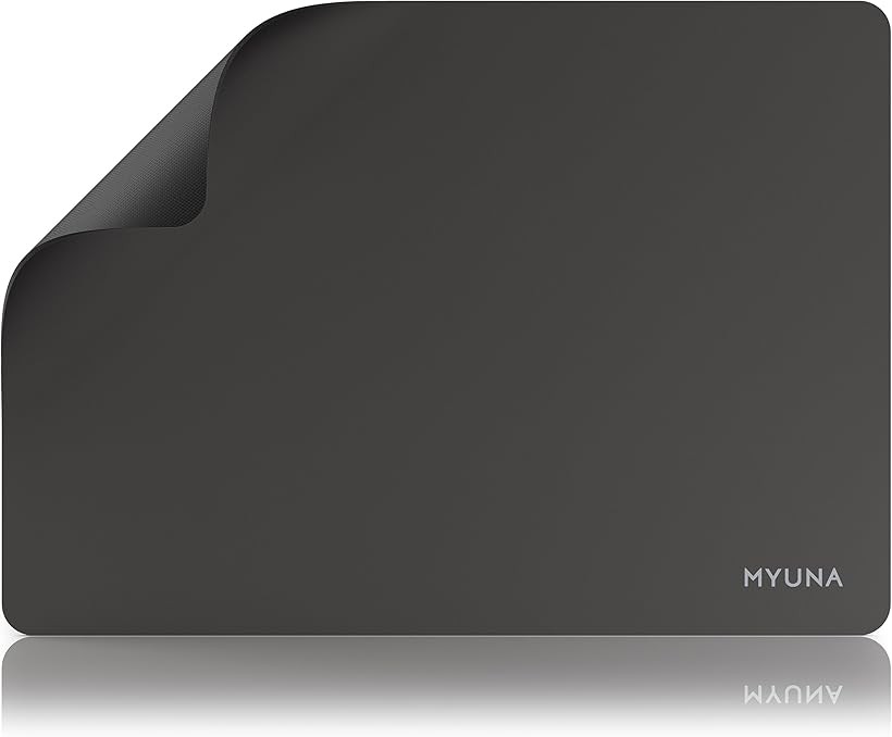 バリエーションコード : 2budlyfugr商品コード2bu35i0n9o商品名バスマット 珪藻土 ソフトタイプ 洗濯不要 バスルーム 足拭き吸水 速乾 収納簡単 滑り止め バスルーム 脱衣所 洗面所ブランドMYUNAカラーグレーサイズ等50x70「4層構造で高性能」PU＋珪藻透水層＋再生スポンジ＋滑り止めゴム層で、快適な踏み心地と高い吸水・速乾性を実現。「洗濯不要のバスマット」ご使用後、そのまま放置で翌日にはサラサラでご使用いただけます「優れた吸水・速乾性能」20社のサンプルから厳選し、吸水速乾のバランスの良いバスマットです「安心の試験済」アスベスト不含有試験に加えてホルムアルデヒト不含有試験済みで、安心してお使いいただけます「世界中で選ばれています」工場累計出荷数が1000万個を超えました。「TV出演多数のインテリアコーディネーターが監修。」今までの常識をくつがえすバスマットとして紹介していただきました※ 他ネットショップでも併売しているため、ご注文後に在庫切れとなる場合があります。予めご了承ください。※ 品薄または希少等の理由により、参考価格よりも高い価格で販売されている場合があります。ご注文の際には必ず販売価格をご確認ください。※ 沖縄県、離島または一部地域の場合、別途送料の負担をお願いする場合があります。予めご了承ください。※ お使いのモニタにより写真の色が実際の商品の色と異なる場合や、イメージに差異が生じることがあります。予めご了承ください。※ 商品の詳細（カラー・数量・サイズ 等）については、ページ内の商品説明をご確認のうえ、ご注文ください。※ モバイル版・スマホ版ページでは、お使いの端末によっては一部の情報が表示されないことがあります。すべての記載情報をご確認するには、PC版ページをご覧ください。