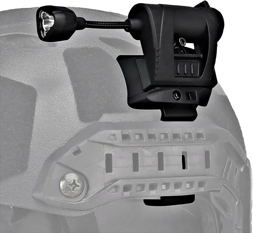 バリエーションコード : 2bktcg8wkv商品コード2bu09364ug商品名新モデル ヘルメットライト マウント サバゲー タクティカル 4色 LED IR 赤外線 フレキシブル360度回転 FAST MICH ヘルメット 20mm ARCレール 取付けブランドT.D.Wellカラーブラック「用途」最新モデル。サバイバルゲーム、ミリタリードレスアップ、アウトドア「操作」(1)スイッチ1回：赤ライト(2)スイッチ2回：緑ライト(3)スイッチ長押し(赤又は緑モード時)：白ライト(4)スイッチ長押し(無点灯時)：IR赤外線＊IR赤外線はナイトビジョン等の暗視機器で可視できます 「特徴」(1)4ライトモード：LED赤・LED緑・LED白・IR赤外線(2)フレキシブルアーム：金属製のランプネックは360度回転でフレキシブルに照らします(3)適合：FASTヘルメット、MICHヘルメット、20mmピカティニーレールに取付け出来ます「素材」グラスファイバーナイロン素材「色」ブラック・タン「バッテリー」CR123A 1個（別売り）「内容品」本体、アタッチメント、レンチ※ 他ネットショップでも併売しているため、ご注文後に在庫切れとなる場合があります。予めご了承ください。※ 品薄または希少等の理由により、参考価格よりも高い価格で販売されている場合があります。ご注文の際には必ず販売価格をご確認ください。※ 沖縄県、離島または一部地域の場合、別途送料の負担をお願いする場合があります。予めご了承ください。※ お使いのモニタにより写真の色が実際の商品の色と異なる場合や、イメージに差異が生じることがあります。予めご了承ください。※ 商品の詳細（カラー・数量・サイズ 等）については、ページ内の商品説明をご確認のうえ、ご注文ください。※ モバイル版・スマホ版ページでは、お使いの端末によっては一部の情報が表示されないことがあります。すべての記載情報をご確認するには、PC版ページをご覧ください。「ご使用時のご注意」本製品にはガラス繊維素材を使用しています。素材の特性上、表面に微細なガラス繊維の先端が露出している場合がございます。ケガや違和感を防ぐため、表示の有無にかかわらず、素手で直接触れないようご注意ください。万が一、ガラス繊維が皮膚に刺さり、痛みや違和感が続く場合は、速やかに医療機関の診察・処置を受けてください。