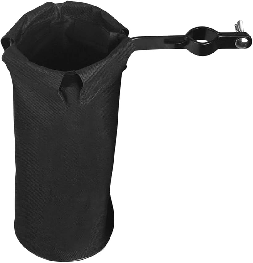 バリエーションコード : 2bu0dkfyvn商品コード2bu0dscoxu商品名ドラムスティック ケース ホルダー 収納 バック グリップ 軽量 練習ブランドIMPACTオンラインカラーブラックx1個「演奏中のスティックのトラブルを一瞬で解決するホルダー」ドラムスティックホルダーは、演奏中にスティックを落としてしまった瞬間や、急なスティックチェンジが必要な時に威力を発揮します。スティック入れとしてもスティックバッグとしても活用できる収納力で、ライブや練習でのストレスを大幅に軽減。ドラムスティックケースの機能も兼ね備えているため、いつでもお気に入りのスティックを手の届く場所に保管しておけます。「工具不要で簡単取り付け。20本収納できる大容量設計」取り付けは工具不要でクランプ固定するだけの簡単設計。スネアスタンドやシンバルスタンドのチューブ部分（22.2φ～25.4φ対応）にしっかりと固定できるため、セッティング時間を大幅に短縮できます。最大20本収納可能な大容量なので、ドラムスティックはもちろん、マレット、ブラシ、ナイロンブラシ、ロッドなど特殊スティックもまとめて管理可能。「軽量で破れにくいオックスフォード生地採用の耐久設計」オックスフォード生地を使用した布素材で、軽量ながら破れにくく長期間愛用できる構造になっています。削れたスティックの尖った部分が当たっても耐えられる強度を持ちながら、持ち運び時の負担を感じさせない軽さを実現。練習からライブまで、あらゆるシーンでドラマーをサポートします。「初心者から中級者まで愛用される演奏サポートバック」初心者から中級者まで幅広いドラマーに支持される実用性の高さが魅力です。スティックを落としやすい初心者の方には予備スティックを複数本収納できる心強さを、スキルアップを目指す中級者の方には演奏中の素早いスティックチェンジによる表現の幅を提供します。練習効率の向上とライブでの演奏クオリティアップを同時に実現し、音楽に集中できる環境を作り出します。「内容」スティックケースx1個※ 他ネットショップでも併売しているため、ご注文後に在庫切れとなる場合があります。予めご了承ください。※ 品薄または希少等の理由により、参考価格よりも高い価格で販売されている場合があります。ご注文の際には必ず販売価格をご確認ください。※ 沖縄県、離島または一部地域の場合、別途送料の負担をお願いする場合があります。予めご了承ください。※ お使いのモニタにより写真の色が実際の商品の色と異なる場合や、イメージに差異が生じることがあります。予めご了承ください。※ 商品の詳細（カラー・数量・サイズ 等）については、ページ内の商品説明をご確認のうえ、ご注文ください。※ モバイル版・スマホ版ページでは、お使いの端末によっては一部の情報が表示されないことがあります。すべての記載情報をご確認するには、PC版ページをご覧ください。
