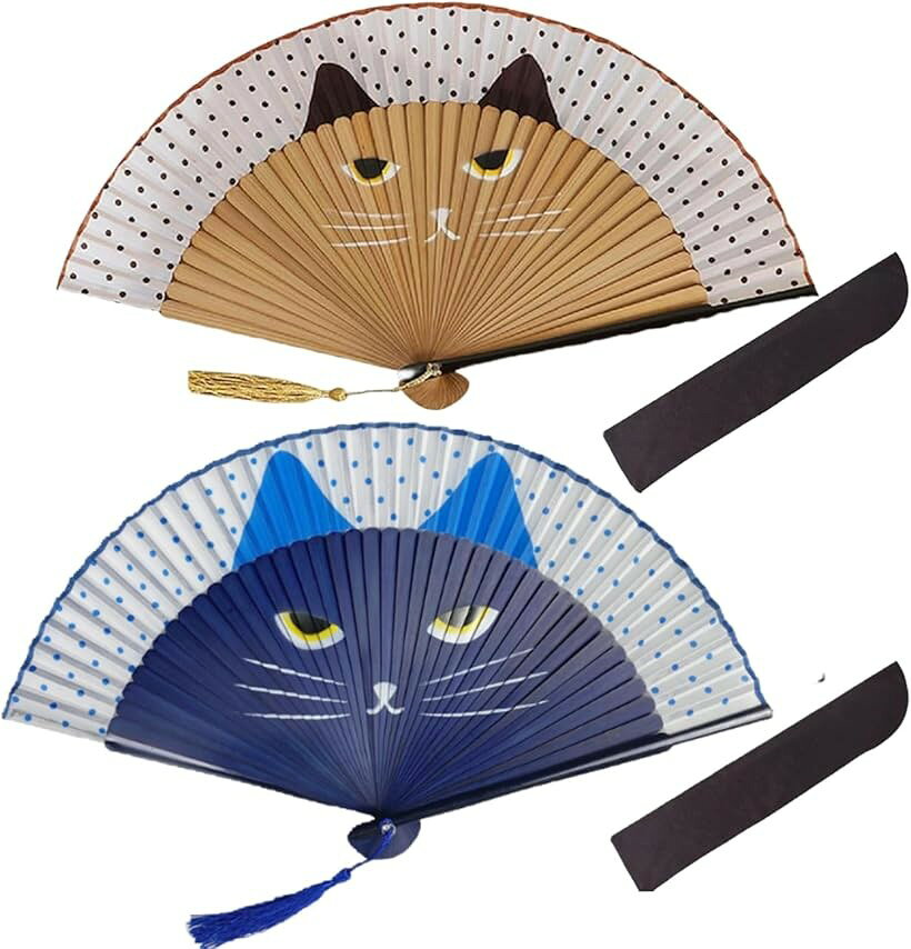 バリエーションコード : 2bukyq4q93商品コード2buoxjwvpu商品名扇子 猫 グッズ レディース シルク センス 黒猫 おもしろ 雑貨 頑丈 2本ブランドIMPACTオンラインカラー茶猫x青猫「愛らしい黒猫＆茶猫デザインで夏を彩る」黒猫と茶猫のキュートなデザインが施されたシルク扇子は、猫好きの心を掴む特別なアイテムです。花火大会や夏祭りで周りの視線を集めながら、涼しげな風を楽しめます。着物や浴衣との相性も抜群で、和装コーディネートにプラスワンの魅力を添えます。猫の表情豊かなイラストが、使うたびに笑顔をもたらし、夏の思い出作りを演出してくれるでしょう。「シルクの上質な肌触りと美しい透け感」扇面に使用したシルク素材は、なめらかな手触りと涼しげな透け感が魅力です。暑い日でも心地よい風を送り、猛暑対策として実用性も兼ね備えています。かわいい猫柄が面白い表情を見せ、猫好きにはたまらないデザインです。シルクならではのエレガントな風合いが成人式などの特別な日にもふさわしく、上品な光沢が持つ人の魅力を引き立て、周囲に洗練された印象を与えます。「軽量コンパクトで持ち運び自由自在」重量わずか34gの軽量設計で、畳んだ時は21cmとコンパクトになります。専用の扇子袋付きで、バッグに入れても邪魔にならず、外出先での携帯に便利です。折りたたみ式なので急な暑さにもサッと対応でき、日常使いから特別なお出かけまで幅広いシーンで活躍します。手軽に持ち歩けるため、いつでもどこでも涼しさを手に入れることができます。「丈夫な竹骨構造で長く愛用できる贈り物」竹骨を使用した頑丈な構造により、繰り返し使用しても変形しにくく耐久性に優れています。男女兼用のデザインなので、カップルや夫婦でお揃いでも楽しめます。猫好きの友人や家族へのプレゼントとしても喜ばれ、誕生日や記念日のギフトに最適です。シンプルで飽きのこないデザインは、年齢を問わず長くご愛用いただけ、思い出と共に大切にしていただける一品です。「内容」扇子2本、収納ケース2枚※ 他ネットショップでも併売しているため、ご注文後に在庫切れとなる場合があります。予めご了承ください。※ 品薄または希少等の理由により、参考価格よりも高い価格で販売されている場合があります。ご注文の際には必ず販売価格をご確認ください。※ 沖縄県、離島または一部地域の場合、別途送料の負担をお願いする場合があります。予めご了承ください。※ お使いのモニタにより写真の色が実際の商品の色と異なる場合や、イメージに差異が生じることがあります。予めご了承ください。※ 商品の詳細（カラー・数量・サイズ 等）については、ページ内の商品説明をご確認のうえ、ご注文ください。※ モバイル版・スマホ版ページでは、お使いの端末によっては一部の情報が表示されないことがあります。すべての記載情報をご確認するには、PC版ページをご覧ください。