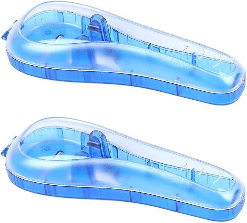 バリエーションコード : 2bu1ffi9ro商品コード2bu1fkpipk商品名髭剃り 2個セット T字カミソリ ホルダー ケースブランドlulubelleカラーブルーさまざまなメーカーのT字カミソリや携帯髭剃りを収納できるプラスチック製カミソリケース2個セットです。衝撃や汚れから剃刀を保護し、旅行や出張、キャンプなどの外出先でも安心して使用できます。カラーはグレー、ブルーのクリアケースで、スタイリッシュなデザインです。旅行や出張、キャンプで髭剃りを携帯したい方、シェーバーホルダーとして髭や替刃を清潔に保ちたい方に最適な商品です。T字カミソリをしっかりと保護し、汚れを防ぐので、日常から旅先まで、どんな場面でも清潔な剃り心地を求める男性におすすめです。耐久性を誇るプラスチック素材を使用し、髭剃りや替刃をしっかり保護します。排水穴付きで通気性が良く、カビの発生を防ぎ衛生的です。2個セットで予備のカミソリホルダーとしても便利。万が一の破損時にも安心して使用できます。旅行用の携帯髭剃りケースとしても優れた選択肢です。お手持ちのカミソリの首部分（替刃と本体の接合部分）をケースにホールドし、しっかりと閉めてください。T字カミソリ、T字シェーバー、T字携帯髭剃り、T字剃刀に対応可能です。出張やキャンプ、日常の収納としても便利にご利用いただけます。本製品は約16.2x6.1x3cmで、一般的なカミソリに適合するサイズです。カラーはグレー、ブルー(青)で、プラスチック素材です。携帯や交換用に便利で、髭剃りを長期間清潔に保てます。※ 他ネットショップでも併売しているため、ご注文後に在庫切れとなる場合があります。予めご了承ください。※ 品薄または希少等の理由により、参考価格よりも高い価格で販売されている場合があります。ご注文の際には必ず販売価格をご確認ください。※ 沖縄県、離島または一部地域の場合、別途送料の負担をお願いする場合があります。予めご了承ください。※ お使いのモニタにより写真の色が実際の商品の色と異なる場合や、イメージに差異が生じることがあります。予めご了承ください。※ 商品の詳細（カラー・数量・サイズ 等）については、ページ内の商品説明をご確認のうえ、ご注文ください。※ モバイル版・スマホ版ページでは、お使いの端末によっては一部の情報が表示されないことがあります。すべての記載情報をご確認するには、PC版ページをご覧ください。