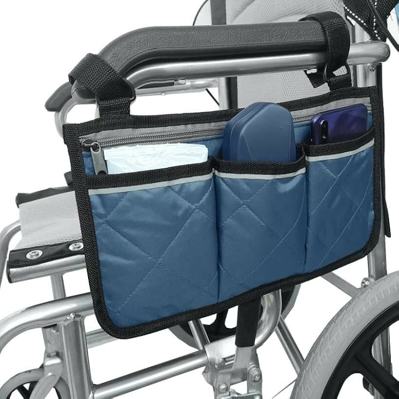 バリエーションコード : 2bu1t155jo商品コード2bu1toq1sh商品名車椅子用 収納バッグ 防水 反射ストライプ付き 32.5x18cmブランドlulubelleカラーネイビー「防水設計」この車椅子サイド収納袋は、防水素材を使用しており、雨の日でも中身をしっかりと保護します。これにより、外出時の不安を軽減し、安心して必要なアイテムを持ち運ぶことができます。「便利な収納スペース」32.5x18cmの大容量で、日常の必需品をすっきりと整理整頓できます。スマートフォンや財布、薬などを手元に置くことで、必要なものをすぐに取り出せる利便性を提供します。「反射ストライプ付き」夜間や暗い場所でも視認性を高める反射ストライプを採用。安全性を向上させ、夜間の外出時にも安心して使用できます。「簡単取り付け」アームレストに簡単に取り付けられるデザインで、工具不要で素早く装着可能。取り外しも簡単なので、使用者や介助者にとってストレスフリーな操作性を実現します。「高齢者・障害者に最適」特に高齢者や障害者の方に向けて設計されており、日常生活の質を向上させるための実用的なアイテムです。使いやすさと機能性を兼ね備えたデザインで、毎日の生活をサポートします。※ 他ネットショップでも併売しているため、ご注文後に在庫切れとなる場合があります。予めご了承ください。※ 品薄または希少等の理由により、参考価格よりも高い価格で販売されている場合があります。ご注文の際には必ず販売価格をご確認ください。※ 沖縄県、離島または一部地域の場合、別途送料の負担をお願いする場合があります。予めご了承ください。※ お使いのモニタにより写真の色が実際の商品の色と異なる場合や、イメージに差異が生じることがあります。予めご了承ください。※ 商品の詳細（カラー・数量・サイズ 等）については、ページ内の商品説明をご確認のうえ、ご注文ください。※ モバイル版・スマホ版ページでは、お使いの端末によっては一部の情報が表示されないことがあります。すべての記載情報をご確認するには、PC版ページをご覧ください。素材：紬+ PP綿+不織布+反射帯サイズ：12.8x7.1インチ、32.5 x 18 cm