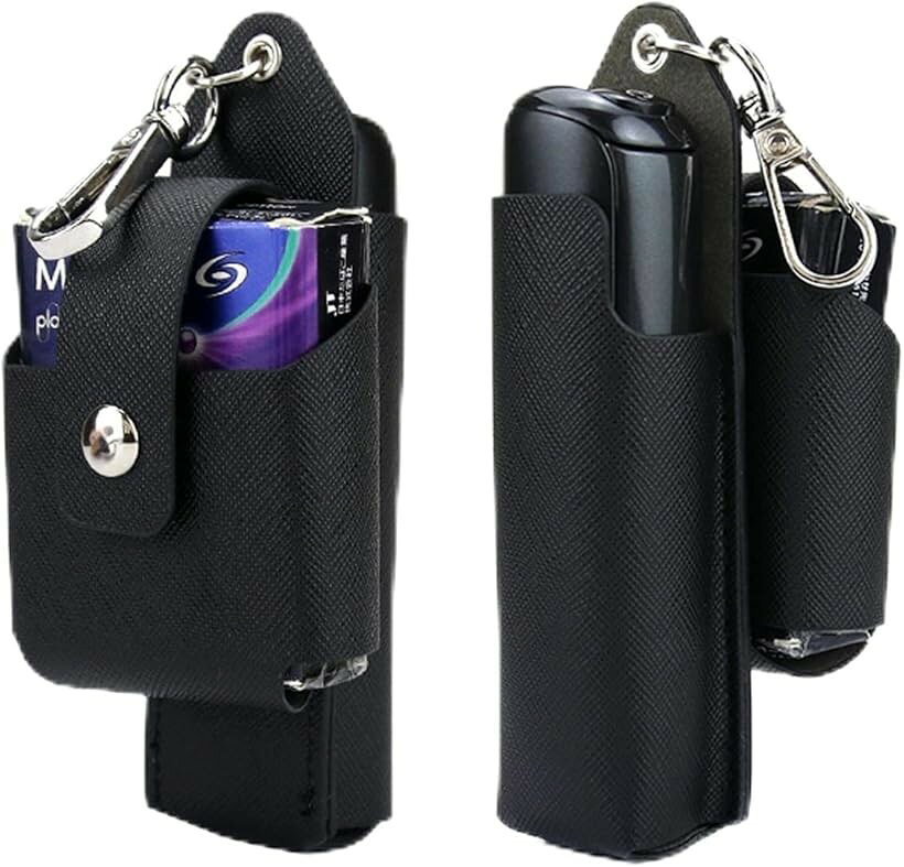 バリエーションコード : 2buvr6f24v商品コード2buvr66nyy商品名ケースコンパチブルPloom Auraレザーマテリアル加熱式たばこたばこ保護ケース収納可能 フック付き 保護カバーマグネッ耐衝撃 指紋防止 持ち運び便利ブランドKeminsungカラーブラック対応機種: ケースコンパチブルPloom Auraした専用設計のPUレザーケース素材: 柔らかいPUレザー素材を採用し、手触りが良く、保護機能: 傷や指紋から本体を守り、日常的な使用による損傷を防止収納機能: タバコ1パックを収納できるポケット付きで、携帯に便利実用性: 装着したままでの充電や操作が可能で、日常使用に最適な設計※ 他ネットショップでも併売しているため、ご注文後に在庫切れとなる場合があります。予めご了承ください。※ 品薄または希少等の理由により、参考価格よりも高い価格で販売されている場合があります。ご注文の際には必ず販売価格をご確認ください。※ 沖縄県、離島または一部地域の場合、別途送料の負担をお願いする場合があります。予めご了承ください。※ お使いのモニタにより写真の色が実際の商品の色と異なる場合や、イメージに差異が生じることがあります。予めご了承ください。※ 商品の詳細（カラー・数量・サイズ 等）については、ページ内の商品説明をご確認のうえ、ご注文ください。※ モバイル版・スマホ版ページでは、お使いの端末によっては一部の情報が表示されないことがあります。すべての記載情報をご確認するには、PC版ページをご覧ください。ケースコンパチブルPloom Aura専用のPUレザーケースで、デバイスを日常的な傷や衝撃から守ります。PUレザー素材を使用し、手触りが柔らかく、快適な使用感を提供します。表面は指紋が付きにくい加工が施されており、美しい外観を保ちます。耐久性に優れた設計で、傷つきにくい特徴があります。実用的な収納スペースが確保されており、タバコ1パックを収納できる便利な設計になっています。デバイスにぴったりフィットし、持ち運びも快適。スタイリッシュなデザインで、普段使いからビジネスシーンまで幅広く活用できます。デバイスの出し入れもスムーズで、充電時も取り外す必要がありません。