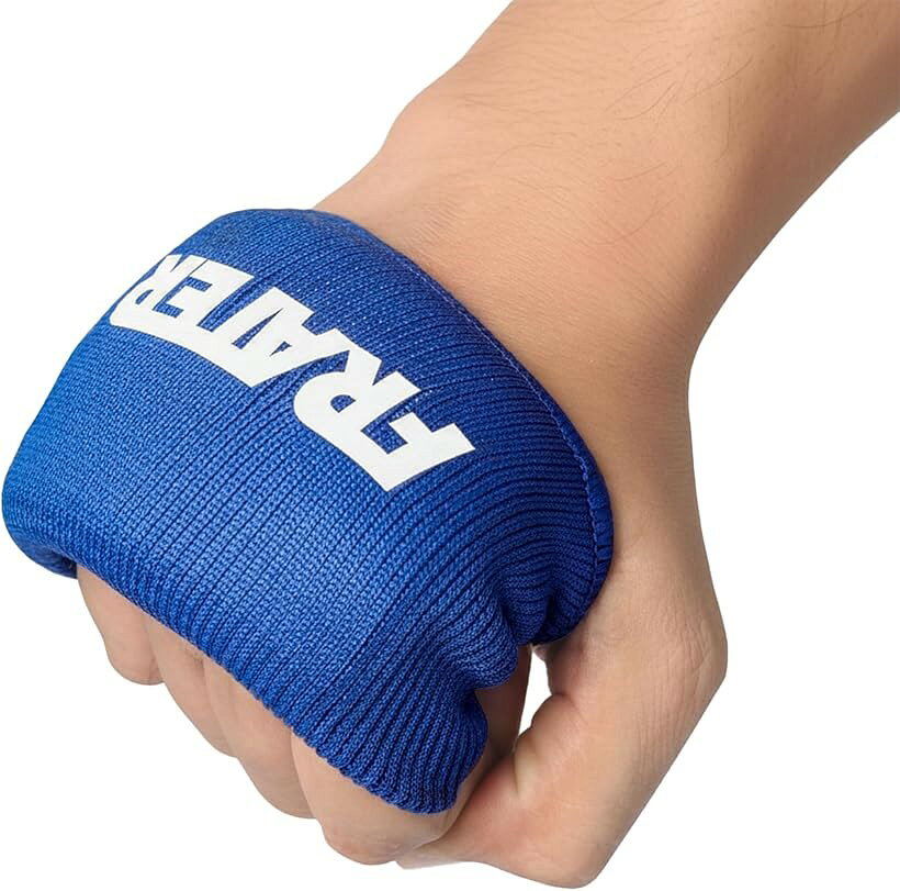 バリエーションコード : 2buciwq3kl商品コード2bucixfwws商品名Frater インナーグローブ バンテージ ボクシング MMA キックボクシング メンズ レディース 両手セット パンチング ミット打ち ハンドラップ 拳保護ブランドFrater Internationalカラーブルーサイズ等Freeパームカバー型インナーグローブ: 拳と手のひらを保護する設計で、ミット打ちやサンドバッグ練習時に最適。軽量でフィット感抜群。プルオン式で簡単装着: テープ不要のプルオンデザイン。素早く着脱可能で、トレーニング中のストレスを軽減。通気性・伸縮性に優れた素材: 指先や手の甲が開放されていることで通気性。柔らかく伸びる素材で快適な装着感。両手セット・ユニセックス対応: 左右ペアで1セット。男女問わず使えるサイズ感で、ボクサー・MMA選手・フィットネス愛好家にもおすすめ。洗濯可能でいつでも清潔: 汗をかいても自宅で簡単に洗濯可能。常に清潔な状態でトレーニングに集中できます。素材:ポリエステル※ 他ネットショップでも併売しているため、ご注文後に在庫切れとなる場合があります。予めご了承ください。※ 品薄または希少等の理由により、参考価格よりも高い価格で販売されている場合があります。ご注文の際には必ず販売価格をご確認ください。※ 沖縄県、離島または一部地域の場合、別途送料の負担をお願いする場合があります。予めご了承ください。※ お使いのモニタにより写真の色が実際の商品の色と異なる場合や、イメージに差異が生じることがあります。予めご了承ください。※ 商品の詳細（カラー・数量・サイズ 等）については、ページ内の商品説明をご確認のうえ、ご注文ください。※ モバイル版・スマホ版ページでは、お使いの端末によっては一部の情報が表示されないことがあります。すべての記載情報をご確認するには、PC版ページをご覧ください。手軽に拳を保護。Frater プルオン式インナーグローブ ボクシングやMMAなどのトレーニング時に拳や手のひらをしっかり守るFraterのインナーグローブ。テープではなく、xxプルオン式（かぶせるだけ）xxで装着がとても簡単。忙しいトレーニング中でもストレスなく着脱できます。指先や手の甲部分は開いているので通気性が良く、長時間の使用でもムレにくく快適。しっかりと拳を包み込み、サンドバッグやミット打ちの際にも安心感を提供します。男女兼用で、両手セット（左右1組）。洗濯も可能なので、いつでも清潔な状態で使用できます。品質管理もしっかりしており、初心者から上級者まで安心してご使用いただけます。