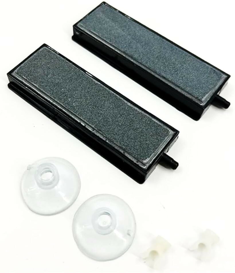 バリエーションコード : 2bus8pohin商品コード2bus8p1frl商品名エアストーン ロング 棒 タイプ 2個セット 細かい泡 水槽 エアー エアレーション エアーストン バブル 金魚 熱帯魚 メダカ アクアリウム 空気石ブランドST TSサイズ等10cmx2個 吸盤付き「エアストーン ロング 棒 2個セット 販売。選べる3サイズ10cm／20cm／30cm」細かい泡 棒型 空気石 エアストーン 。 金魚 熱帯魚 アクアリウム 水槽 の バブル 空気 エアー エアレーション にご使用くださいませ。規格内径4mmのエアーチューブとエアポンプに接続して合わせることで、通常のエアストーンより繊細できめ細かな空気を送り込み、水中の溶存酸素量を上げることで魚へのエラへの負担を軽減して、安定して病気のかかりにくい水作りに役立ちます「通常のエアストーンとの比較」本商品の方が細かいエアーが出ることにより水中へ酸素が溶け込む量が多く溶存酸素量が増えバクテリアの活性化にもなり水質が安定する。「きめ細かな泡の秘密」高温で焼かれて通常のエアストーンよりキメの細かな高密度の穴から細かな泡が放出されます「見た目にも美しい」細かな泡なのでライトアップするとエアーが光輝き綺麗にスタイリッシュな印象を与えてくれます。「商品データ」10cm 2個セット／20cm 2個セット／30cm 2個セット　エアチューブ4mm規格※ 他ネットショップでも併売しているため、ご注文後に在庫切れとなる場合があります。予めご了承ください。※ 品薄または希少等の理由により、参考価格よりも高い価格で販売されている場合があります。ご注文の際には必ず販売価格をご確認ください。※ 沖縄県、離島または一部地域の場合、別途送料の負担をお願いする場合があります。予めご了承ください。※ お使いのモニタにより写真の色が実際の商品の色と異なる場合や、イメージに差異が生じることがあります。予めご了承ください。※ 商品の詳細（カラー・数量・サイズ 等）については、ページ内の商品説明をご確認のうえ、ご注文ください。※ モバイル版・スマホ版ページでは、お使いの端末によっては一部の情報が表示されないことがあります。すべての記載情報をご確認するには、PC版ページをご覧ください。