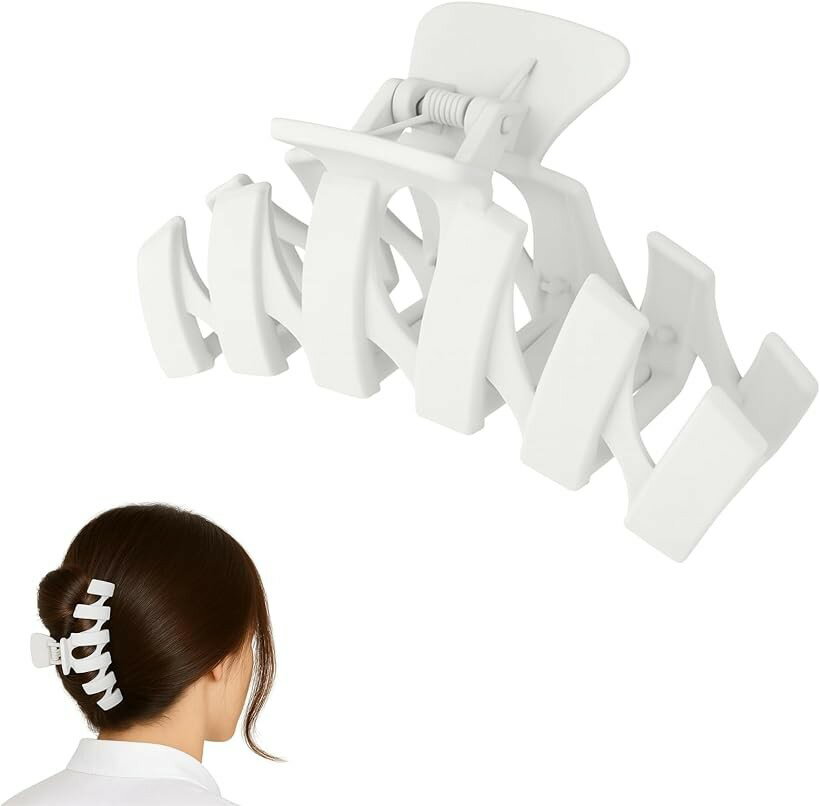 バリエーションコード : 2bup5uwkt0商品コード2bup534rnx商品名ヘアクリップ 大きめ バンスクリップ 髪留め クリップ ヘアアクセ 無地 しっかりホールドブランドChicerカラーホワイト「上品マット質感」マット加工で反射を抑え、落ち着いた高見えデザイン。どんな服装にもなじみ、オフィスや外出先でも自然に使えます。シンプルながら上品な存在感を演出。「しっかりホールド」厚めの髪でもしっかり留まる強力バネを採用。滑りにくく、長時間つけてもズレにくい設計。まとめ髪が1日中キープできます。「軽量で快適」軽量素材を使用し、長時間つけても頭が痛くなりにくい。柔軟なグリップが髪を優しく包み、快適な着け心地を実現します。「選べる10色」ホワイト・ブラック・ネイビーなど全10色の豊富なカラー展開。シーンや季節に合わせて選べるので、ギフトにもおすすめです。「多用途デザイン」お出かけ、オフィス、家事中など様々な場面で活躍。ロングヘアやミディアムヘアでも使いやすく、デイリーからフォーマルまで幅広く対応。※ 他ネットショップでも併売しているため、ご注文後に在庫切れとなる場合があります。予めご了承ください。※ 品薄または希少等の理由により、参考価格よりも高い価格で販売されている場合があります。ご注文の際には必ず販売価格をご確認ください。※ 沖縄県、離島または一部地域の場合、別途送料の負担をお願いする場合があります。予めご了承ください。※ お使いのモニタにより写真の色が実際の商品の色と異なる場合や、イメージに差異が生じることがあります。予めご了承ください。※ 商品の詳細（カラー・数量・サイズ 等）については、ページ内の商品説明をご確認のうえ、ご注文ください。※ モバイル版・スマホ版ページでは、お使いの端末によっては一部の情報が表示されないことがあります。すべての記載情報をご確認するには、PC版ページをご覧ください。