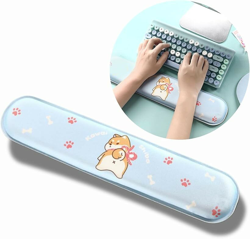 バリエーションコード : 2bulfvf5qo商品コード2bulhh4rlp商品名マウスパッド 可愛い リストレスト 柴犬 手首 パームレスト クッションブランドMeilleur Choixカラーキーボードパームレスト「快適操作の人間工学設計」 人間工学に基づいた設計と低反発シリコンのリストレストで手首への負担を軽減し、長時間のパソコン作業でも疲れにくいマウスパッド。可愛い柴犬デザインがデスク周りを癒しの空間にし、仕事も趣味も快適にサポートします。「安定性と高精度操作」 底面には無毒で環境に優しいエラストマー樹脂を採用し、デスクにしっかり吸着してズレを防止。高密度織りの表面がマウスセンサーの精度と追跡性能を高め、なめらかで正確な操作性を実現します。「滑らか心地よい快適素材」 可愛さとユーモアを兼ね備えたフォルムがデスク周りを明るく演出します。韓国製のミルクシルク生地は赤ちゃんの肌のように滑らかで、天然のひんやり感があるため、長時間の使用でも快適な操作性と心地よさを保てます。「商品詳細」 (1)マウスパッド:横23cmx縦26cmx 高さ2.3cm (2)キーボードパームレスト:横44cmx縦8cmx高さ1.8cm 素材：ゴム、シルク生地※ 他ネットショップでも併売しているため、ご注文後に在庫切れとなる場合があります。予めご了承ください。※ 品薄または希少等の理由により、参考価格よりも高い価格で販売されている場合があります。ご注文の際には必ず販売価格をご確認ください。※ 沖縄県、離島または一部地域の場合、別途送料の負担をお願いする場合があります。予めご了承ください。※ お使いのモニタにより写真の色が実際の商品の色と異なる場合や、イメージに差異が生じることがあります。予めご了承ください。※ 商品の詳細（カラー・数量・サイズ 等）については、ページ内の商品説明をご確認のうえ、ご注文ください。※ モバイル版・スマホ版ページでは、お使いの端末によっては一部の情報が表示されないことがあります。すべての記載情報をご確認するには、PC版ページをご覧ください。