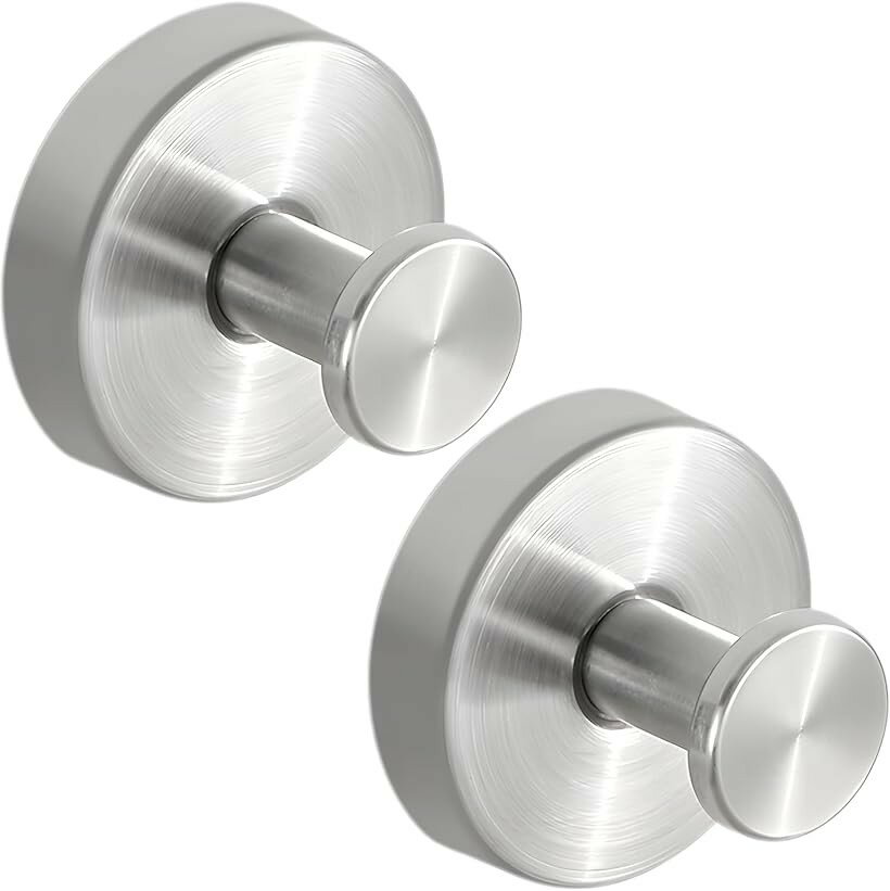 バリエーションコード : 2bulwjpr4n商品コード2bulw08gvh商品名吸盤フック 強力 壁掛け 浴室用 簡単取付 取り外し可能 ステンレス キッチン 2個セットブランドSakuraLovely8カラーシルバー「強力吸着でズレない安定感」 高品質な真空吸着構造により、ツルツルした壁面やガラス、タイルにも強力に固定。最大耐荷重約3kgで、浴室・キッチン・玄関などでも安定して使用可能。何度でも貼り直せる再利用タイプです。「穴あけ不要で取り付け簡単」 工具もネジも不要で、吸盤を押し当てるだけの簡単設置。壁を傷つけず、女性や高齢の方でもラクに取り付け可能。引越しや賃貸住宅でも安心して使えます。「防水・防錆で長く使える」 ステンレス素材と高密着吸盤の組み合わせにより、水回りでも錆びにくく長持ち。浴室・洗面所・キッチンなど湿気の多い場所でも強力な吸着力を維持します。「製品仕様」 サイズ：直径6cmx長さ5cm、重量：160g、カラー：ブラック／シルバー／ゴールド／グレー ＊当商品は、持続可能な社会の実現に向けたSDGsの取り組みの一環として、簡易包装でお届けいたします。過剰な梱包材を使用せず、必要最低限の資材で丁寧にお包みすることで、ゴミの削減と環境負荷の軽減を目指しています。お客様のご理解とご協力に感謝いたします。※ 他ネットショップでも併売しているため、ご注文後に在庫切れとなる場合があります。予めご了承ください。※ 品薄または希少等の理由により、参考価格よりも高い価格で販売されている場合があります。ご注文の際には必ず販売価格をご確認ください。※ 沖縄県、離島または一部地域の場合、別途送料の負担をお願いする場合があります。予めご了承ください。※ お使いのモニタにより写真の色が実際の商品の色と異なる場合や、イメージに差異が生じることがあります。予めご了承ください。※ 商品の詳細（カラー・数量・サイズ 等）については、ページ内の商品説明をご確認のうえ、ご注文ください。※ モバイル版・スマホ版ページでは、お使いの端末によっては一部の情報が表示されないことがあります。すべての記載情報をご確認するには、PC版ページをご覧ください。「強力吸着でズレない安定感」 高品質な真空吸着構造により、ツルツルした壁面やガラス、タイルにも強力に固定。最大耐荷重約3kgで、浴室・キッチン・玄関などでも安定して使用可能。何度でも貼り直せる再利用タイプです。