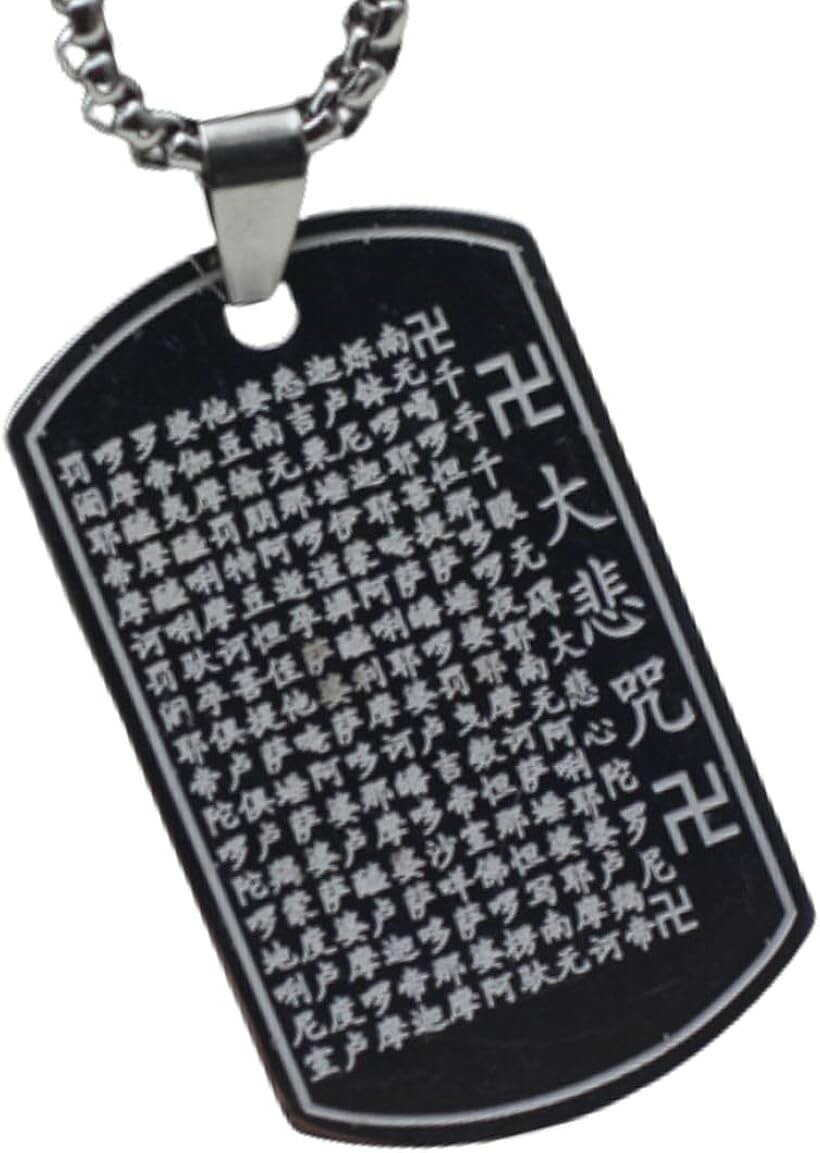 バリエーションコード : 2brf3815h5商品コード2brf365wxu商品名般若心経 ペンダント ネックレス お守り アクセサリー グッズ キーホルダー 縁起物 開運 厄除けブランドインターメッツォカラー大悲呪サイズ等標準「般若心経」真理と悟りの核心を説くといわれる般若波羅蜜多心経。心経を持つことで不安・ストレスを手放し、落ち着いた精神状態を保ちやすくなる、雑念を払い、判断力・集中力をサポートする護符としても親しまれています。災い除け・厄除け・邪気払い・精神守護の経典としても信仰されて、心と運気を整える開運力もあると伝えられています。「金剛経」略称である金剛経は、金剛般若経、金剛般若波羅蜜多経と言い、般若経典の代表的なものです。このパネルには金剛経の一部が刻印されており身につけることで心を守り、意識を整え、揺るがない自分を育むお守りになるとされます。「真実を見抜く智慧」を象徴する金剛経は、ビジネスパーソン、受験生、人生の選択を控える人にも愛用されています。「大悲呪」千手観音の慈悲を象徴する「大悲呪」が刻まれたペンダントです。心を癒し、災いを遠ざけ、持つ人を守護する力があると伝えられてきました。身に着けるだけで 厄を払い、良縁・成功・健康・金運など、さまざまな運気を高める力があるとされています。お守りとして身につけることで、悪い縁やトラブルを遠ざけ、守護を受けられると信じられています。「財神経」古来より富と繁栄をもたらす経典として信仰されてきた財神経。身につけるだけで「富のエネルギー」を受け取り、運気の流れをプラスへ導くお守りアクセサリーとしてお使いいただけます。収入の安定、ビジネスの発展、良縁・チャンスの獲得につながると信じられています。収入アップを願う方に人気が高く、豊かさを受け取る心を育てる力があるとされます。「仕様」シルバーステンレスネックレス。お守り、魔除け、開運アクセサリー、キーホルダーとして。パネルは約40x25x2.5mm。チェーン付きです。代表的な経典をパネル両面にレーザー刻印したネックレスです。ギフト用、お守り、プレゼントとしてもお使いいただけます。モニター環境等により色の見え方に若干差がある場合がございます。※ 他ネットショップでも併売しているため、ご注文後に在庫切れとなる場合があります。予めご了承ください。※ 品薄または希少等の理由により、参考価格よりも高い価格で販売されている場合があります。ご注文の際には必ず販売価格をご確認ください。※ 沖縄県、離島または一部地域の場合、別途送料の負担をお願いする場合があります。予めご了承ください。※ お使いのモニタにより写真の色が実際の商品の色と異なる場合や、イメージに差異が生じることがあります。予めご了承ください。※ 商品の詳細（カラー・数量・サイズ 等）については、ページ内の商品説明をご確認のうえ、ご注文ください。※ モバイル版・スマホ版ページでは、お使いの端末によっては一部の情報が表示されないことがあります。すべての記載情報をご確認するには、PC版ページをご覧ください。