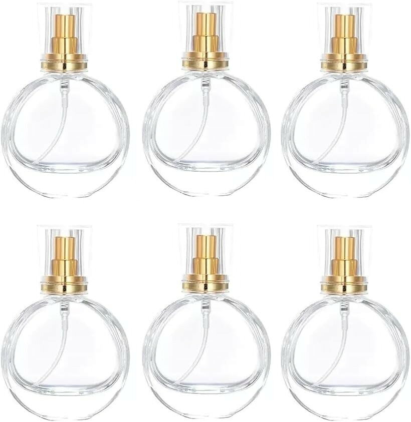 バリエーションコード : 2bri9o6hw4商品コード2bri9vpy1c商品名香水瓶 アトマイザー 30ml 6本セット ガラス製 スプレーボトル 詰め替え容器 携帯用 ミニボトル 透明ボトルブランドルボナリエカラーゴールド 丸型ポーチにも収まるサイズで、香水や化粧水、アロマオイルなど多用途にお使いいただける外出時や旅行にも便利なコンパクトなミニボトルです。日常の持ち歩きからビジネスシーンまで幅広くご活用いただくことができます。移動中のバッグに入れても漏れにくく、フレグランスボトルとしてご使用いただけます。透明ガラスならではの輝きで詰め替えたフレグランスの色味を楽しめるほか、インテリアとしても映える上質なデザインとなっております。丸型と角型の2種類をご用意いたしましたので、お好み合わせてお選びください。広口設計でこぼれにくく、香水や化粧水のリフィル作業を簡単に行うことができるコスメ用ボトルです。香水、アロマオイル、化粧水、虫よけスプレーなど、さまざまな液体を入れることができますので、旅行用ボトルや日常用ミニスプレーとして幅広くお使いいただくことができます。30mlの小型サイズで軽量なため、嵩張らずにポーチ収納もでき、外出先で手軽に使える携帯スプレーとして、荷物を増やさずに香りを持ち歩けます。6本セットにてご用意いたしましたので、香水・化粧水・アイロンスプレーや自宅用と外出用の使い分け、家族での共有など、ご用途に合わせて複数のボトルを使い分けられることができる便利なセットとなっております。丸型と角型のクリアデザインは、どんなコスメとも相性が良く、置いておくだけでコレクションとしても楽しめるエレガントなアイテムです。※ 他ネットショップでも併売しているため、ご注文後に在庫切れとなる場合があります。予めご了承ください。※ 品薄または希少等の理由により、参考価格よりも高い価格で販売されている場合があります。ご注文の際には必ず販売価格をご確認ください。※ 沖縄県、離島または一部地域の場合、別途送料の負担をお願いする場合があります。予めご了承ください。※ お使いのモニタにより写真の色が実際の商品の色と異なる場合や、イメージに差異が生じることがあります。予めご了承ください。※ 商品の詳細（カラー・数量・サイズ 等）については、ページ内の商品説明をご確認のうえ、ご注文ください。※ モバイル版・スマホ版ページでは、お使いの端末によっては一部の情報が表示されないことがあります。すべての記載情報をご確認するには、PC版ページをご覧ください。(仕様)サイズ(約): 角型 9.5 x 4.5cm、丸型 9.0 x 6.8cm容量: 30mlセット数: 6個セットバリエーション: 角型、丸型＊モニターの環境により、色の見え方に若干差が生じる場合があります。
