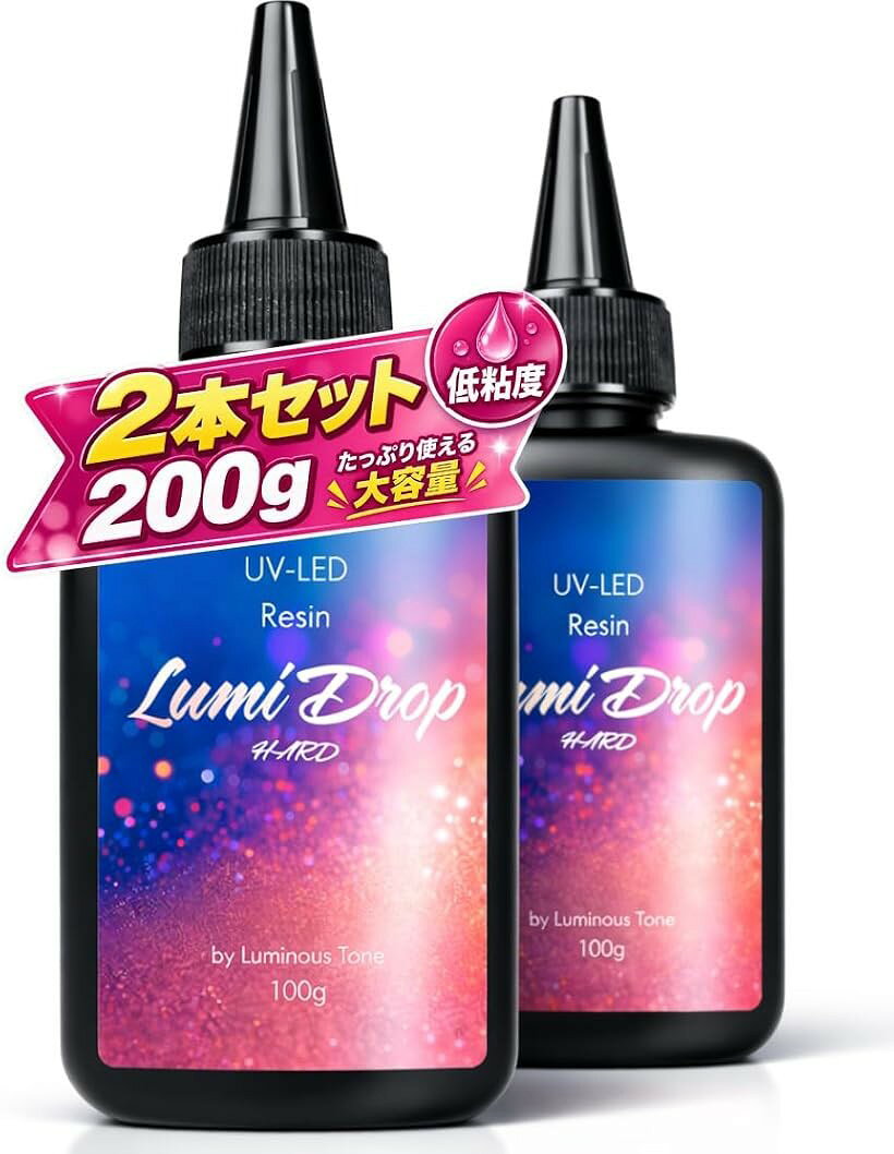 商品コード2br828u5yu商品名UVレジン液 100gx2本 200g 大容量 LED/UV対応 ハードタイプ 低臭 レジン レジン液 セット Lumi DropブランドCOLEDO「高い透明度」不純物や曇り感のない高い透明度で、時間が経っても黄変しにくく、ガラスやクリスタルのような澄んだ美しさを長く保てます。「ベタつかない」完全硬化後は表面のべたつきがほとんどなく、指触りまで美しい、ツヤのあるクリアな作品に仕上がります。「扱いやすい」低～中粘度でサラッと流れ、細部まで行き渡りやすいため、初心者の方でもムラなく扱いやすいレジン液です。「使用上の注意」 ＊硬化中は反応熱により高温になる場合がありますので、やけど等に十分ご注意ください。＊作業時はレジンが皮膚・衣類・家具などに付着しないよう注意し、使用中および硬化時は必ず換気を行ってください。＊本品は食べられません。口の中に入れたり、人体に直接使用しないでください。＊紫外線照射中は直視しないでください。目を傷めるおそれがあります。＊硬化後であっても、長時間の紫外線照射は黄変の原因となる場合があります。＊用途は手芸・アクセサリー制作に限って使用してください。＊直射日光を避け、0～25℃の暗所で密封し、小児の手の届かない場所に保管してください。＊万一、肌や目に付着した場合はすぐに洗い流し、異常がある場合は医師の診断を受けてください。＊廃棄の際は中身を完全に硬化させ、可燃物として処分してください。※ 他ネットショップでも併売しているため、ご注文後に在庫切れとなる場合があります。予めご了承ください。※ 品薄または希少等の理由により、参考価格よりも高い価格で販売されている場合があります。ご注文の際には必ず販売価格をご確認ください。※ 沖縄県、離島または一部地域の場合、別途送料の負担をお願いする場合があります。予めご了承ください。※ お使いのモニタにより写真の色が実際の商品の色と異なる場合や、イメージに差異が生じることがあります。予めご了承ください。※ 商品の詳細（カラー・数量・サイズ 等）については、ページ内の商品説明をご確認のうえ、ご注文ください。※ モバイル版・スマホ版ページでは、お使いの端末によっては一部の情報が表示されないことがあります。すべての記載情報をご確認するには、PC版ページをご覧ください。UV-LEDライト（405nm）やUVライト（36W）でも硬化する、使い勝手の良い1液性の透明レジン液です。たっぷり200gの大容量セットで、作品づくりを思う存分楽しめます。照射後は数秒で硬化が始まり、約40～100秒ほどでしっかり硬化。時間が経っても黄変しにくく、クリスタルのような透明感が長く続きます。また、完全硬化後は表面のベタつきが少なく、 ハードでツヤのある、美しい仕上がりを実現します。初めての方から経験者まで、 作品づくりを楽しめるレジン液です。