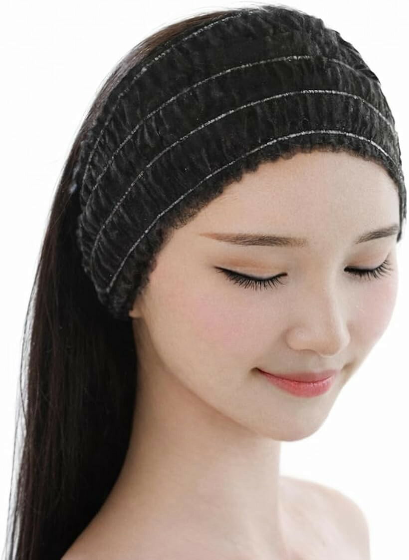 バリエーションコード : 2br04f339f商品コード2br401t2h3商品名使い捨てヘアバンド ヘアキャップ 100枚セット 使い捨てだからいつも清潔 不織布 業務用 個包装 エステ 美容ブランドFioliellaカラーブラックサイズ等フリー「いつでも清潔使い切り」個包装で清潔・安心の使い捨てヘアバンド。柔らかな不織布素材で肌触りも優しく、エステや洗顔時にぴったりです。「顔周りスッキリ作業性アップ」髪をしっかりホールドするヘアキャップ。メイクやパックにも。頭を締め付けない快適な着け心地。フリーサイズで男女問わず使え、施術時の準備もスムーズに行えます。「ソフトフィットで優しい」柔らかな不織布製ヘッドバンド。伸縮性抜群でしっかりフィット。髪をまとめやすく長時間の使用もおすすめです。軽量で通気性に優れた不織布製。衛生的に使える使い切りタイプで、美容施術やメイク時に最適な仕様です。「業務用に便利な大容量」サロン様にも。使い捨てタイプでストックに便利なヘアターバン。プロの現場でも愛用されている定番アイテム。業務用にも家庭用にも便利な100枚入りの大容量セット。「携帯しやすく旅行にも」かさばらない個包装で持ち運び楽々。コスパ抜群、荷物にならない使い捨て。シンプルなデザインで使いやすい。「サイズ」梱包サイズ 24.5cmx30cmx6cm 100枚入り「カラー」ブラック・ホワイト※ 他ネットショップでも併売しているため、ご注文後に在庫切れとなる場合があります。予めご了承ください。※ 品薄または希少等の理由により、参考価格よりも高い価格で販売されている場合があります。ご注文の際には必ず販売価格をご確認ください。※ 沖縄県、離島または一部地域の場合、別途送料の負担をお願いする場合があります。予めご了承ください。※ お使いのモニタにより写真の色が実際の商品の色と異なる場合や、イメージに差異が生じることがあります。予めご了承ください。※ 商品の詳細（カラー・数量・サイズ 等）については、ページ内の商品説明をご確認のうえ、ご注文ください。※ モバイル版・スマホ版ページでは、お使いの端末によっては一部の情報が表示されないことがあります。すべての記載情報をご確認するには、PC版ページをご覧ください。