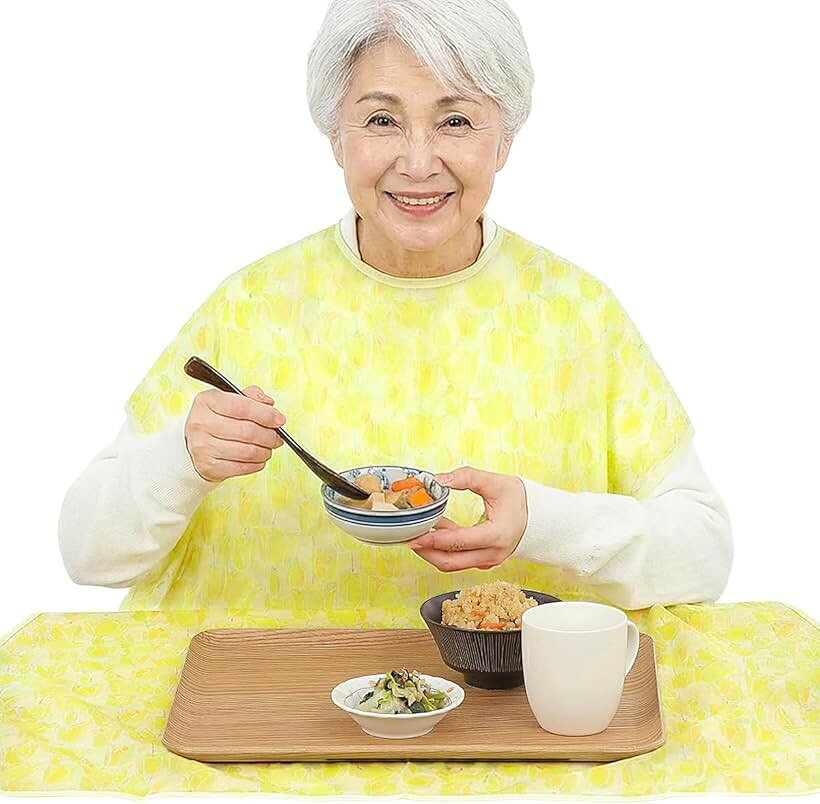 バリエーションコード : 2br9nnn0x6商品コード2br9ndlkd0商品名介護用エプロン お食事用エプロン 服も床も汚さない テーブルに掛けられる ワイドサイズ 高齢者 大人 シニア 介助 洗える 洗濯可 防水 かわいい 食べこぼしブランドLibexyカラーチューリップサイズ等長さ108cmx幅74cm「服も床も汚さない安心のワイド設計」 横幅・丈ともにゆったり設計のお食事用エプロンです。男性の方でもしっかりカバーでき、衣類を食べこぼしから守ります。介護者もご本人も安心してお食事できます。「テーブルに掛けられる設計」 介護用エプロンの先端をテーブルに掛けられるので、食べこぼしをしっかりキャッチ。膝元から床まで汚れにくく、後片付けも簡単です。「お手入れ簡単、介助をもっとラクに」 水分や汚れを弾き、サッと拭くだけで汚れが取れます。洗濯機OKで乾きも早く、毎日清潔に使えます。第三者試験機関により、はっ水効果が実証されています。「簡単着脱、やさしい設計」 首元は面ファスナー仕様。角を丸く加工し、お肌への当たりをやさしくしました。使い捨ての介護用エプロンよりも経済的で、介助する方の負担も軽減します。介護施設や病院で便利な名前記入欄付きで、取り違え防止にも役立ちます。「お食事用エプロン仕様」 ＊サイズ：長さ　108cmx幅74cm ＊素材：ポリエステル100％ ＊MADE IN CHINA※ 他ネットショップでも併売しているため、ご注文後に在庫切れとなる場合があります。予めご了承ください。※ 品薄または希少等の理由により、参考価格よりも高い価格で販売されている場合があります。ご注文の際には必ず販売価格をご確認ください。※ 沖縄県、離島または一部地域の場合、別途送料の負担をお願いする場合があります。予めご了承ください。※ お使いのモニタにより写真の色が実際の商品の色と異なる場合や、イメージに差異が生じることがあります。予めご了承ください。※ 商品の詳細（カラー・数量・サイズ 等）については、ページ内の商品説明をご確認のうえ、ご注文ください。※ モバイル版・スマホ版ページでは、お使いの端末によっては一部の情報が表示されないことがあります。すべての記載情報をご確認するには、PC版ページをご覧ください。