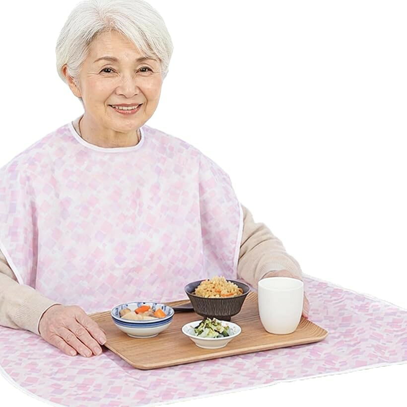 バリエーションコード : 2br9nnn0x6商品コード2br9nv8kkk商品名介護用エプロン お食事用エプロン 服も床も汚さない テーブルに掛けられる ワイドサイズ 高齢者 大人 シニア 介助 洗える 洗濯可 防水 かわいい 食べこぼしブランドLibexyカラースクエア（ピンク）サイズ等長さ108cmx幅74cm「服も床も汚さない安心のワイド設計」 横幅・丈ともにゆったり設計のお食事用エプロンです。男性の方でもしっかりカバーでき、衣類を食べこぼしから守ります。介護者もご本人も安心してお食事できます。「テーブルに掛けられる設計」 介護用エプロンの先端をテーブルに掛けられるので、食べこぼしをしっかりキャッチ。膝元から床まで汚れにくく、後片付けも簡単です。「お手入れ簡単、介助をもっとラクに」 水分や汚れを弾き、サッと拭くだけで汚れが取れます。洗濯機OKで乾きも早く、毎日清潔に使えます。第三者試験機関により、はっ水効果が実証されています。「簡単着脱、やさしい設計」 首元は面ファスナー仕様。角を丸く加工し、お肌への当たりをやさしくしました。使い捨ての介護用エプロンよりも経済的で、介助する方の負担も軽減します。介護施設や病院で便利な名前記入欄付きで、取り違え防止にも役立ちます。「お食事用エプロン仕様」 ＊サイズ：長さ　108cmx幅74cm ＊素材：ポリエステル100％ ＊MADE IN CHINA※ 他ネットショップでも併売しているため、ご注文後に在庫切れとなる場合があります。予めご了承ください。※ 品薄または希少等の理由により、参考価格よりも高い価格で販売されている場合があります。ご注文の際には必ず販売価格をご確認ください。※ 沖縄県、離島または一部地域の場合、別途送料の負担をお願いする場合があります。予めご了承ください。※ お使いのモニタにより写真の色が実際の商品の色と異なる場合や、イメージに差異が生じることがあります。予めご了承ください。※ 商品の詳細（カラー・数量・サイズ 等）については、ページ内の商品説明をご確認のうえ、ご注文ください。※ モバイル版・スマホ版ページでは、お使いの端末によっては一部の情報が表示されないことがあります。すべての記載情報をご確認するには、PC版ページをご覧ください。