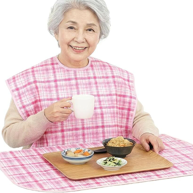バリエーションコード : 2br9nnn0x6商品コード2bruf4wn8x商品名介護用エプロン お食事用エプロン 服も床も汚さない テーブルに掛けられる ワイドサイズ 高齢者 大人 シニア 介助 洗える 洗濯可 防水 かわいい 食べこぼしブランドLibexyカラーチェック（ピンク）サイズ等長さ108cmx幅74cm「服も床も汚さない安心のワイド設計」 横幅・丈ともにゆったり設計のお食事用エプロンです。男性の方でもしっかりカバーでき、衣類を食べこぼしから守ります。介護者もご本人も安心してお食事できます。「テーブルに掛けられる設計」 介護用エプロンの先端をテーブルに掛けられるので、食べこぼしをしっかりキャッチ。膝元から床まで汚れにくく、後片付けも簡単です。「お手入れ簡単、介助をもっとラクに」 水分や汚れを弾き、サッと拭くだけで汚れが取れます。洗濯機OKで乾きも早く、毎日清潔に使えます。第三者試験機関により、はっ水効果が実証されています。「簡単着脱、やさしい設計」 首元は面ファスナー仕様。角を丸く加工し、お肌への当たりをやさしくしました。使い捨ての介護用エプロンよりも経済的で、介助する方の負担も軽減します。介護施設や病院で便利な名前記入欄付きで、取り違え防止にも役立ちます。「お食事用エプロン仕様」 ＊サイズ：長さ　108cmx幅74cm ＊素材：ポリエステル100％ ＊MADE IN CHINA※ 他ネットショップでも併売しているため、ご注文後に在庫切れとなる場合があります。予めご了承ください。※ 品薄または希少等の理由により、参考価格よりも高い価格で販売されている場合があります。ご注文の際には必ず販売価格をご確認ください。※ 沖縄県、離島または一部地域の場合、別途送料の負担をお願いする場合があります。予めご了承ください。※ お使いのモニタにより写真の色が実際の商品の色と異なる場合や、イメージに差異が生じることがあります。予めご了承ください。※ 商品の詳細（カラー・数量・サイズ 等）については、ページ内の商品説明をご確認のうえ、ご注文ください。※ モバイル版・スマホ版ページでは、お使いの端末によっては一部の情報が表示されないことがあります。すべての記載情報をご確認するには、PC版ページをご覧ください。